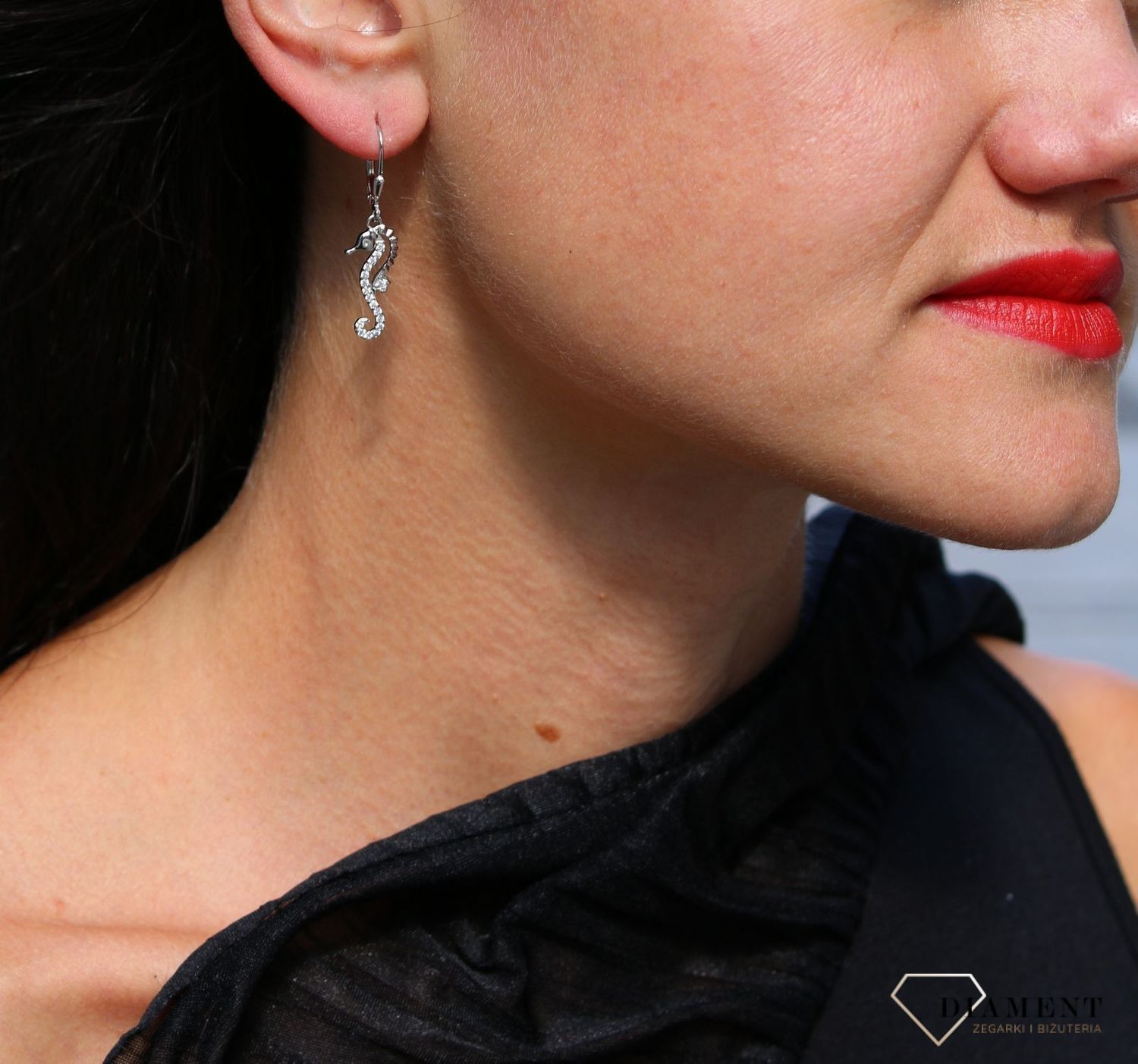 Kolczyki srebrne wiszące na angielskie zapięcia z motywem konika morskiego z cyrkoniami JMAS8034SE00. Kolczyki na lato 🌞.png