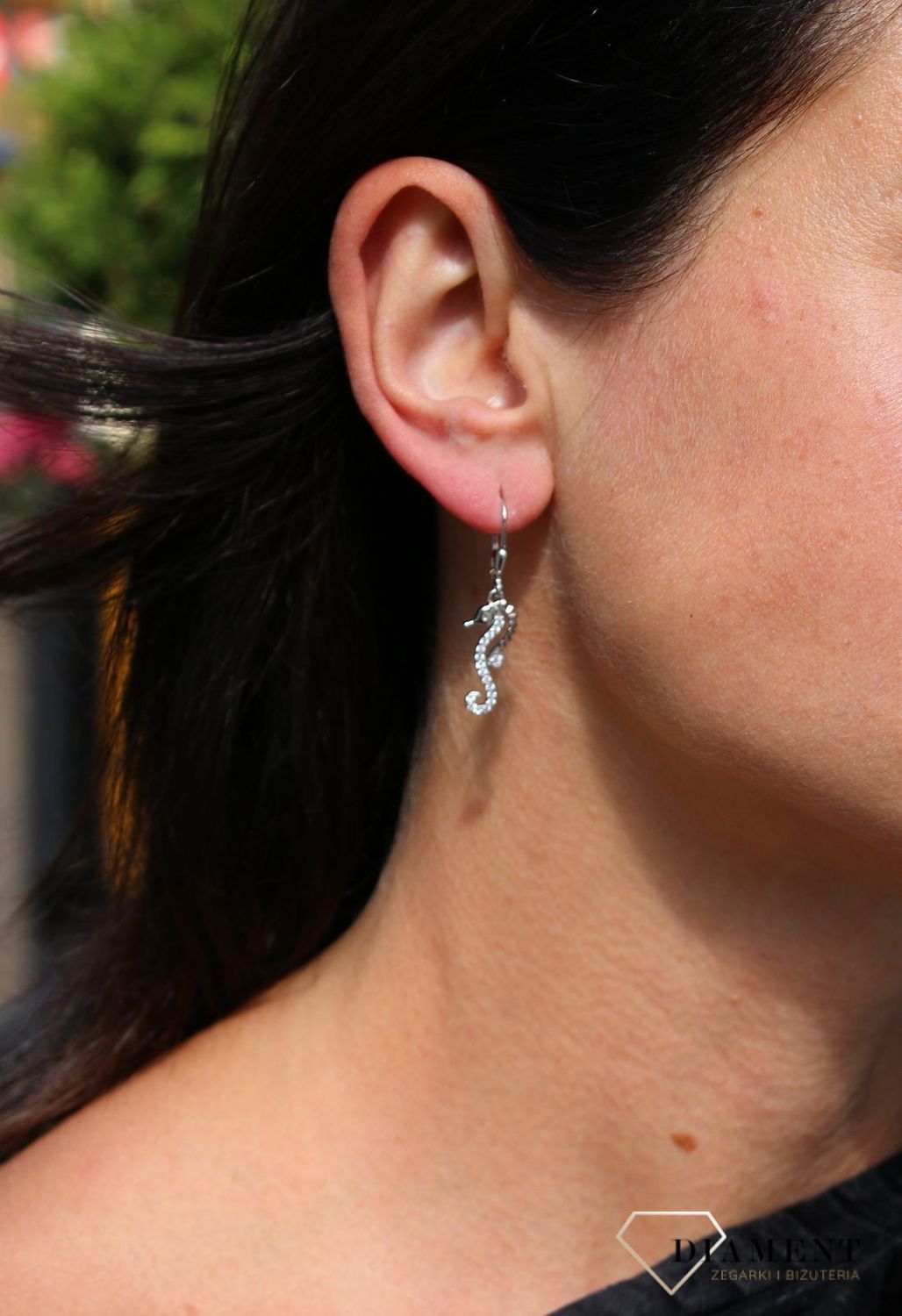 Kolczyki srebrne wiszące na angielskie zapięcia z motywem konika morskiego z cyrkoniami JMAS8034SE00. Kolczyki na lato 🌞.png