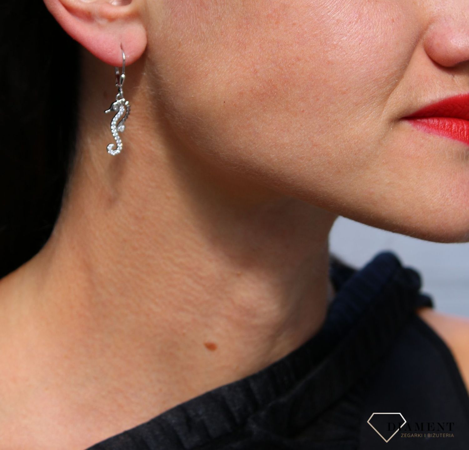 Kolczyki srebrne wiszące na angielskie zapięcia z motywem konika morskiego z cyrkoniami JMAS8034SE00. Kolczyki na lato 🌞.png