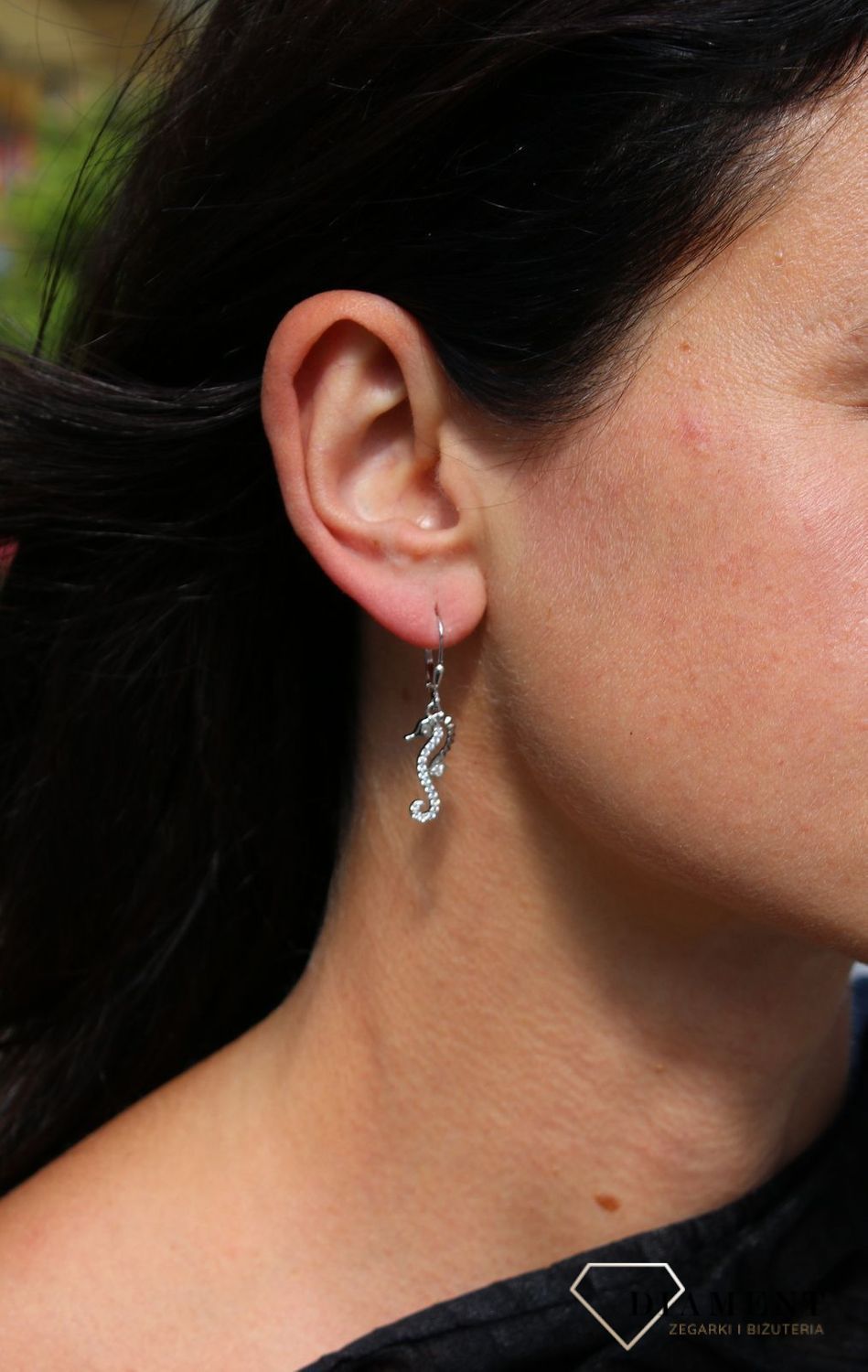 Kolczyki srebrne wiszące na angielskie zapięcia z motywem konika morskiego z cyrkoniami JMAS8034SE00. Kolczyki na lato 🌞.png