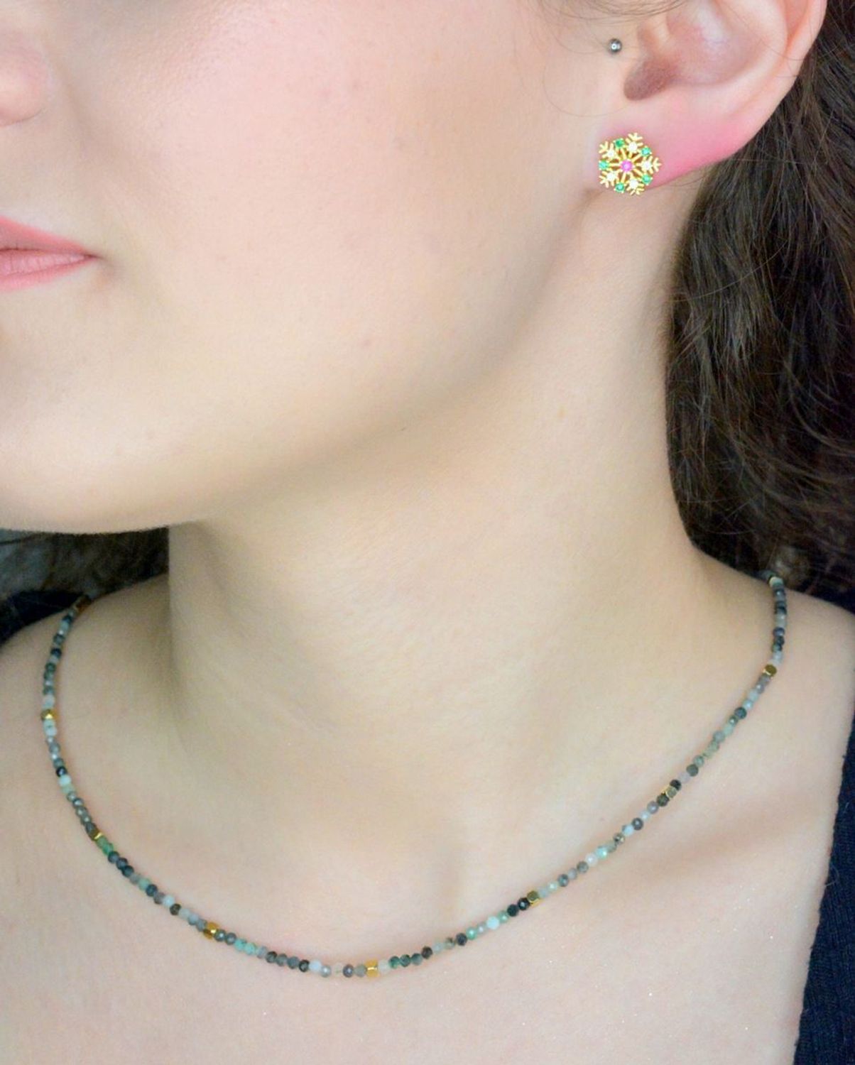 Kolczyki srebrne pozłacane PŁATKI ŚNIEGU z kolorowymi cyrkoniami JMAS8038GE00 Srebrne kolczyki zostały wykonane z najwyższej jakości srebra próby 925. Idealny prezent dla każdej kobiety. 2.jpg