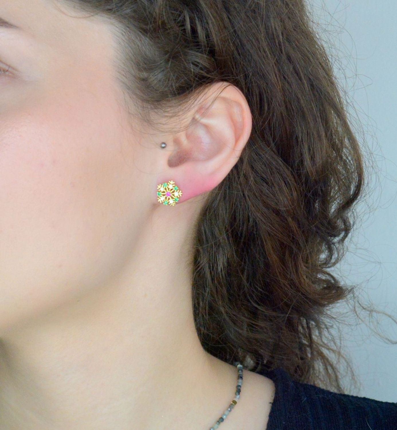 Kolczyki srebrne pozłacane PŁATKI ŚNIEGU z kolorowymi cyrkoniami JMAS8038GE00 Srebrne kolczyki zostały wykonane z najwyższej jakości srebra próby 925. Idealny prezent dla każdej kobiety. 2.jpg