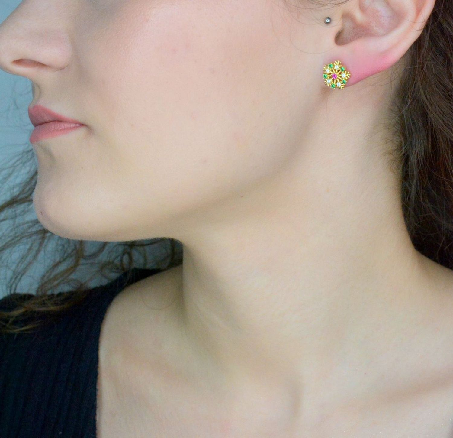 Kolczyki srebrne pozłacane PŁATKI ŚNIEGU z kolorowymi cyrkoniami JMAS8038GE00 Srebrne kolczyki zostały wykonane z najwyższej jakości srebra próby 925. Idealny prezent dla każdej kobiety. 2.jpg