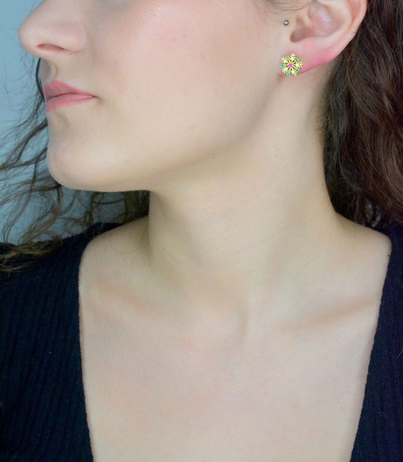 Kolczyki srebrne pozłacane PŁATKI ŚNIEGU z kolorowymi cyrkoniami JMAS8038GE00 Srebrne kolczyki zostały wykonane z najwyższej jakości srebra próby 925. Idealny prezent dla każdej kobiety. 2.jpg