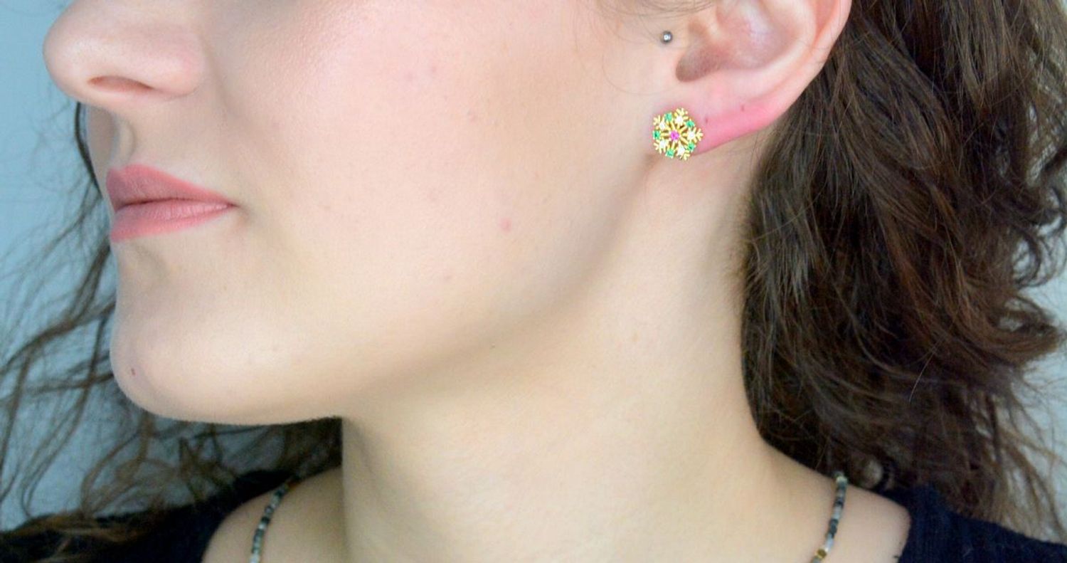 Kolczyki srebrne pozłacane PŁATKI ŚNIEGU z kolorowymi cyrkoniami JMAS8038GE00 Srebrne kolczyki zostały wykonane z najwyższej jakości srebra próby 925. Idealny prezent dla każdej kobiety. 2.jpg