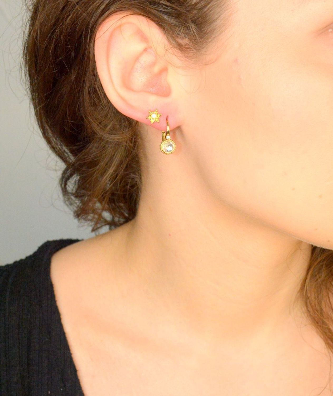 Kolczyki srebrne pozłacane śnieżynki próba 925, JMAS8045GE00 Srebrne kolczyki zostały wykonane z najwyższej jakości srebra próby 925. Idealny prezent dla każdej kobiety. Srebrne kolczyki posiadają 11.webp