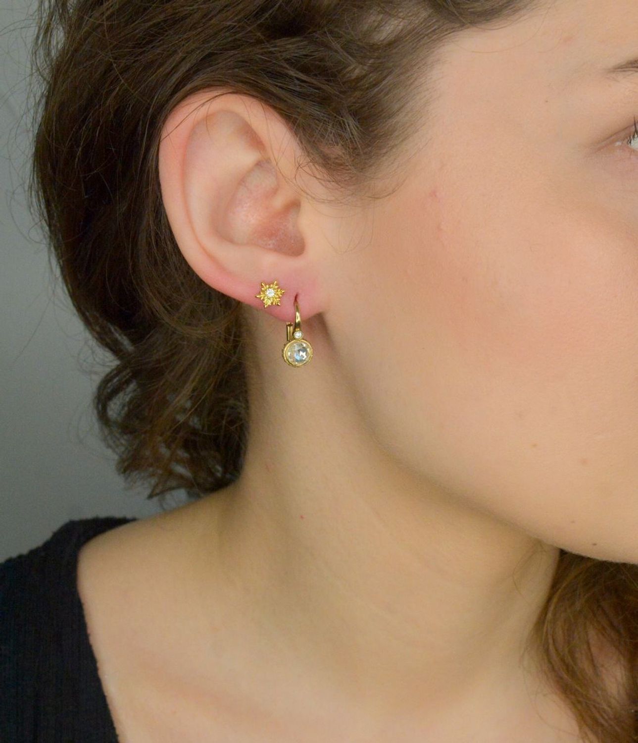 Kolczyki srebrne pozłacane śnieżynki próba 925, JMAS8045GE00 Srebrne kolczyki zostały wykonane z najwyższej jakości srebra próby 925. Idealny prezent dla każdej kobiety. Srebrne kolczyki posiadają 11.webp