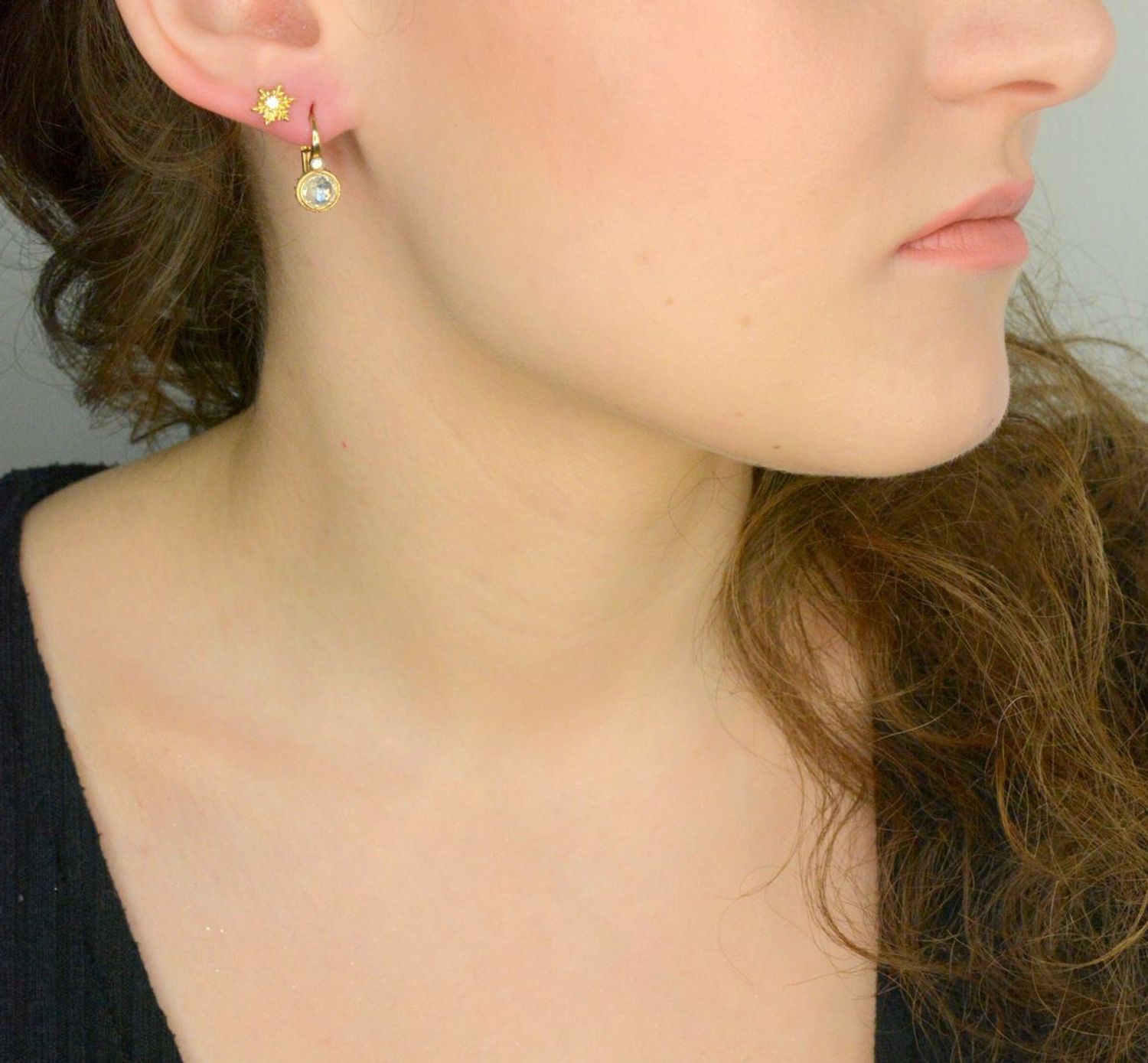 Kolczyki srebrne pozłacane śnieżynki próba 925, JMAS8045GE00 Srebrne kolczyki zostały wykonane z najwyższej jakości srebra próby 925. Idealny prezent dla każdej kobiety. Srebrne kolczyki posiadają 11.webp