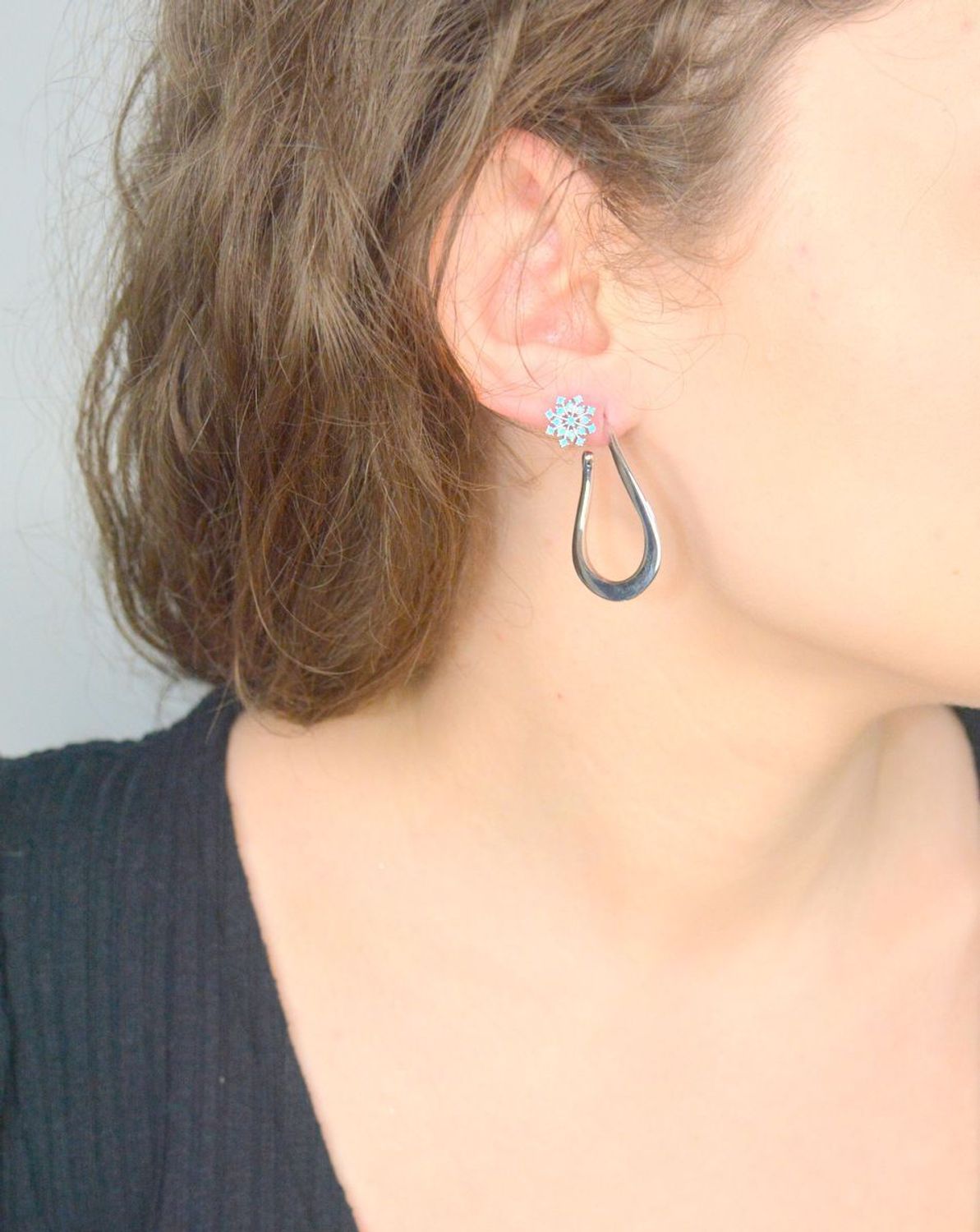 Kolczyki srebrne kolczyki damskie 925 śnieżynki z niebieską cyrkonią na sztyft JMAS8055AE00 Srebrne kolczyki zostały wykonane z najwyższej jakości srebra próby 925. Idealny prezent dla każdej kobiety..jpg