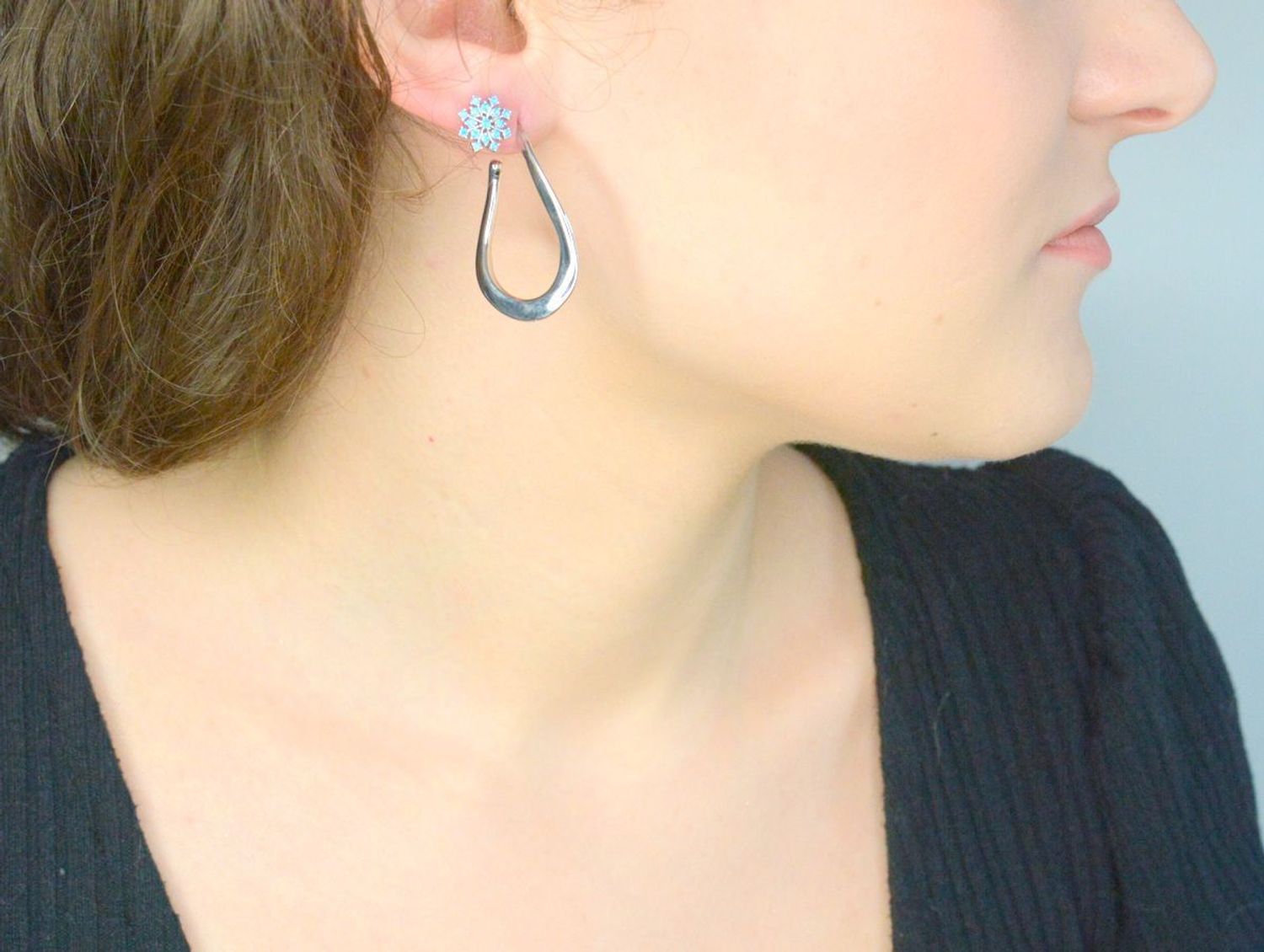 Kolczyki srebrne kolczyki damskie 925 śnieżynki z niebieską cyrkonią na sztyft JMAS8055AE00 Srebrne kolczyki zostały wykonane z najwyższej jakości srebra próby 925. Idealny prezent dla każdej kobiety..jpg