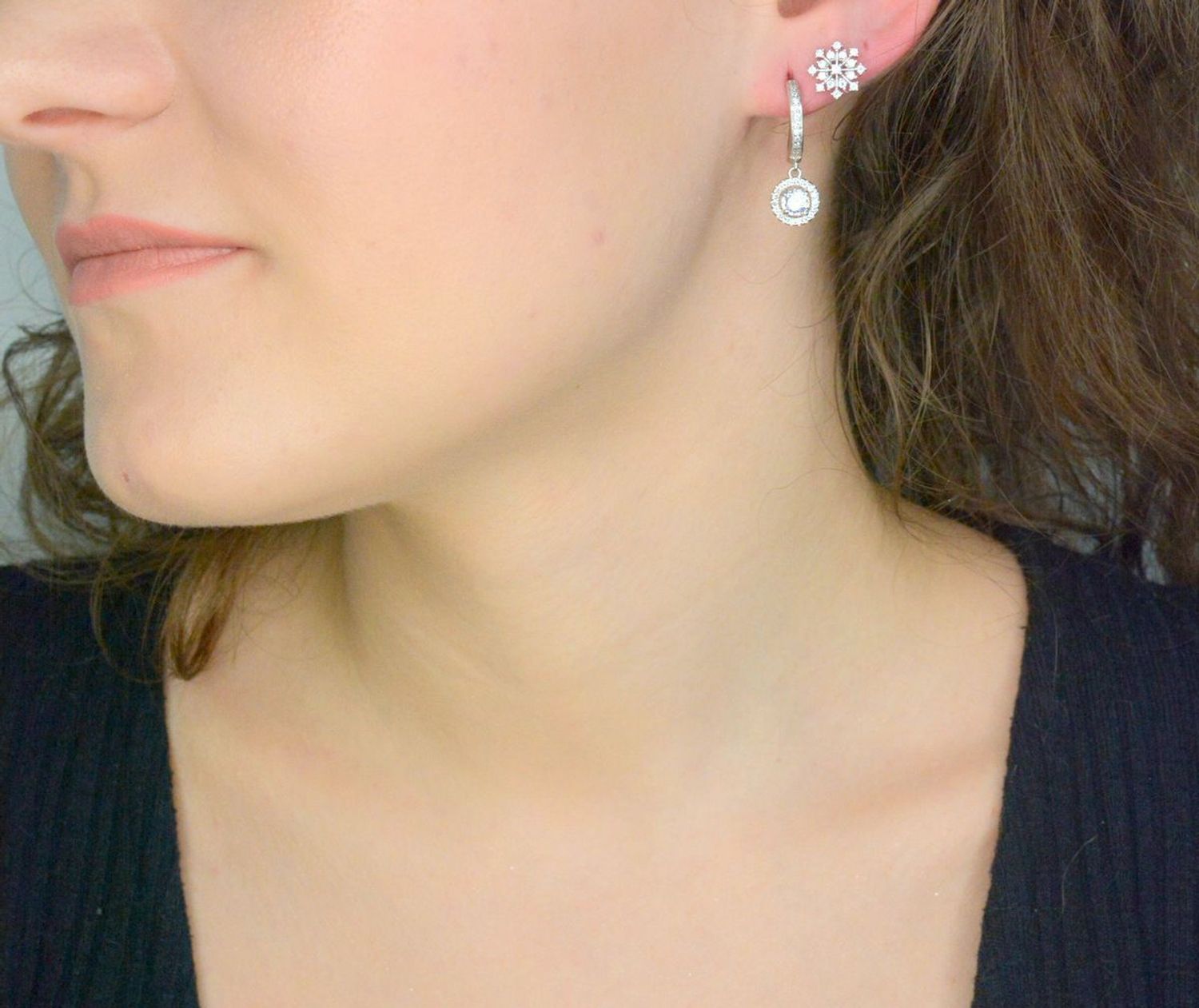 Srebrne kolczyki damskie 925 śnieżynki z białą cyrkonią na sztyft JMAS8055SE00 Srebrne kolczyki zostały wykonane z najwyższej jakości srebra próby 925. Idealny prezent dla każdej kobiety. 2.webp