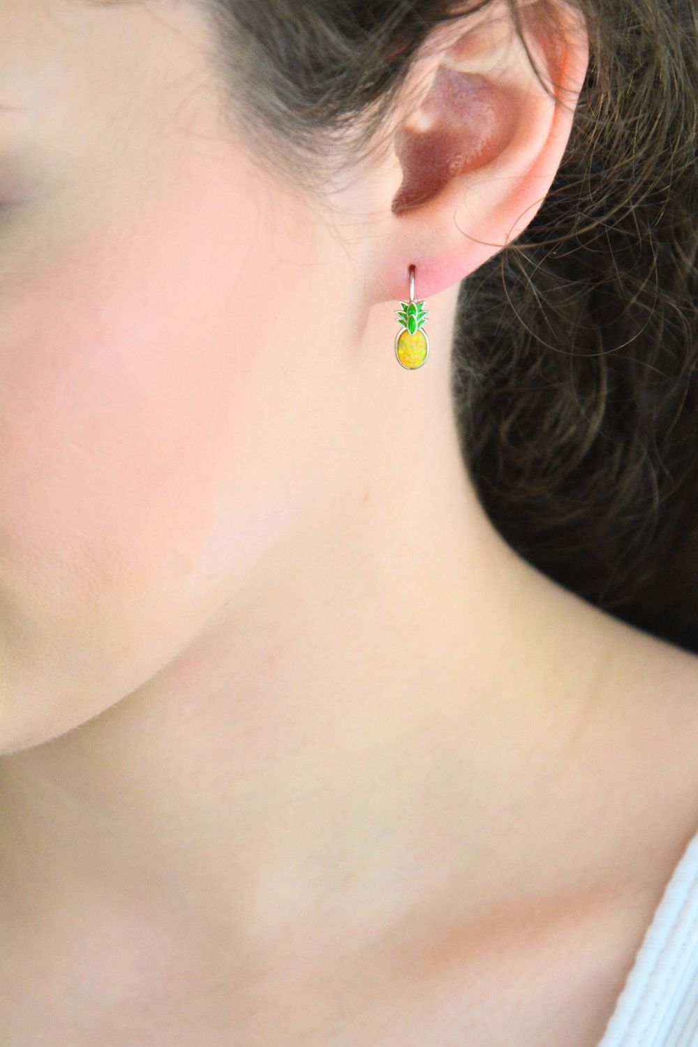 Kolczyki srebrne MINET w kształcie ananasa z żółtym opalem syntetycznym. Rodowane srebro 925, lekkie i wygodne, idealne na lato i codzienne stylizacje.2.jpg