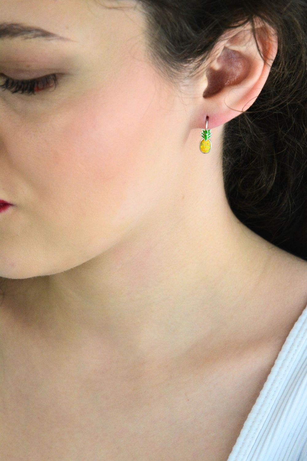 Kolczyki srebrne MINET w kształcie ananasa z żółtym opalem syntetycznym. Rodowane srebro 925, lekkie i wygodne, idealne na lato i codzienne stylizacje.2.jpg