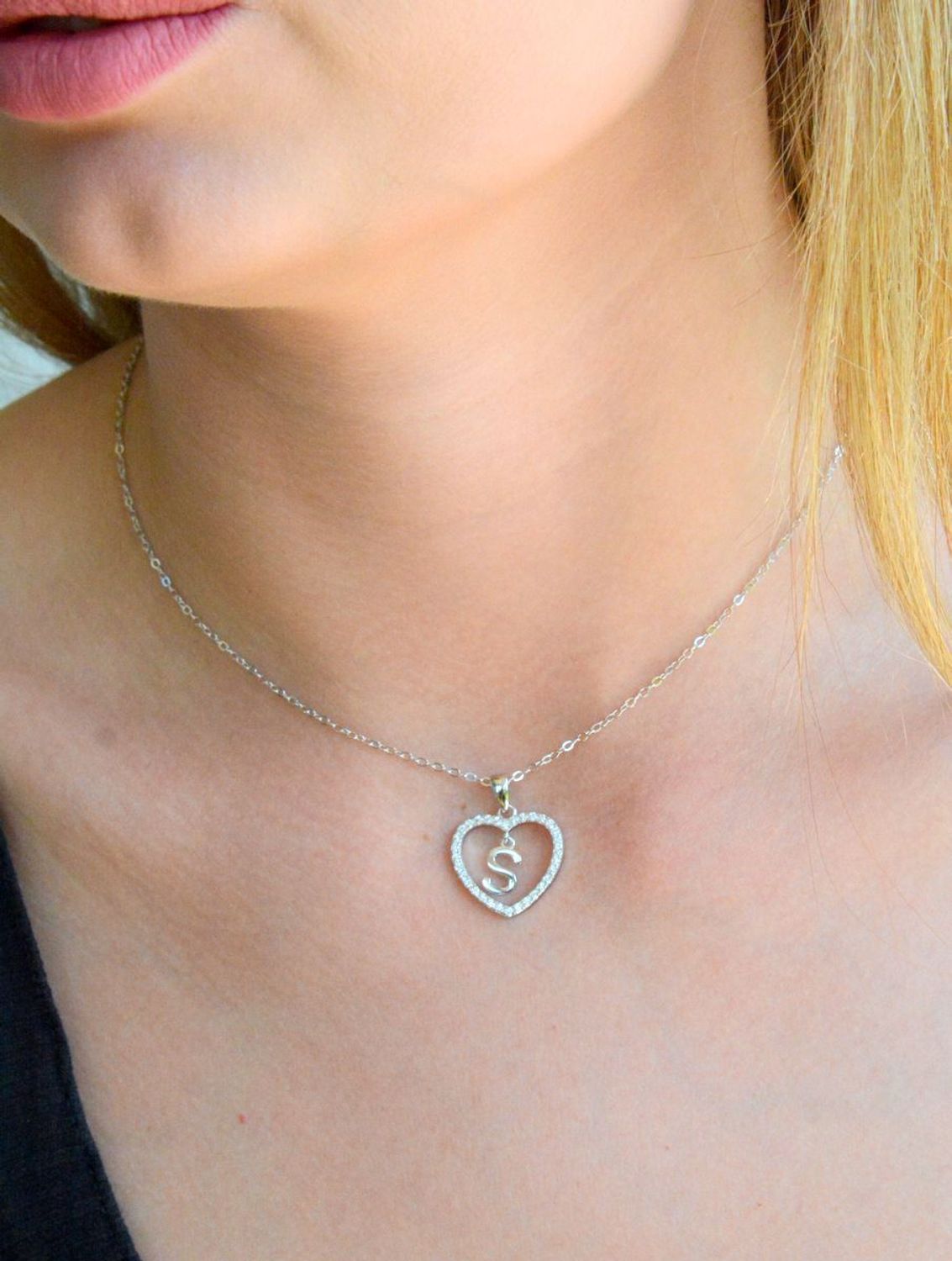 Srebrny naszyjnik damski 925 literka S w sercu z cyrkoniami JMAS900SSN. Srebrny naszyjnik damski. Naszyjnik srebrny z cyrkoniami. Naszyjnik z literką w sercu. Naszyjnik z literką na prezent (1).jpg