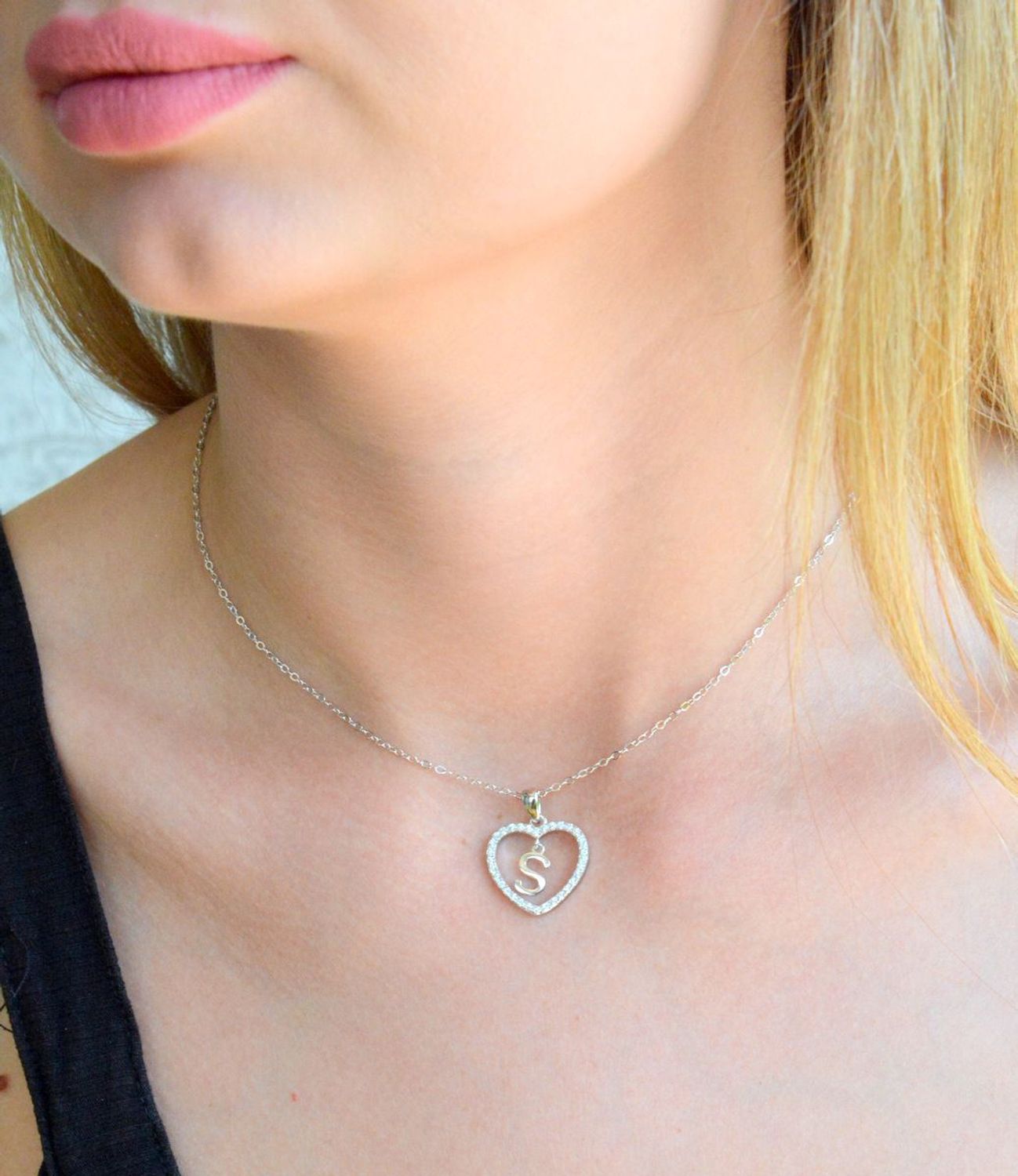 Srebrny naszyjnik damski 925 literka S w sercu z cyrkoniami JMAS900SSN. Srebrny naszyjnik damski. Naszyjnik srebrny z cyrkoniami. Naszyjnik z literką w sercu. Naszyjnik z literką na prezent (1).jpg