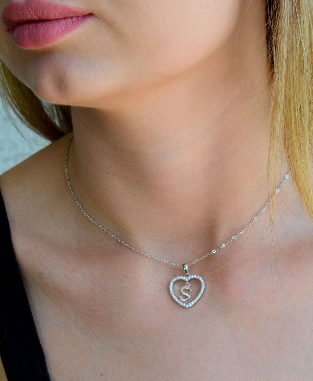Srebrny naszyjnik damski 925 literka S w sercu z cyrkoniami JMAS900SSN. Srebrny naszyjnik damski. Naszyjnik srebrny z cyrkoniami. Naszyjnik z literką w sercu. Naszyjnik z literką na prezent (1).jpg