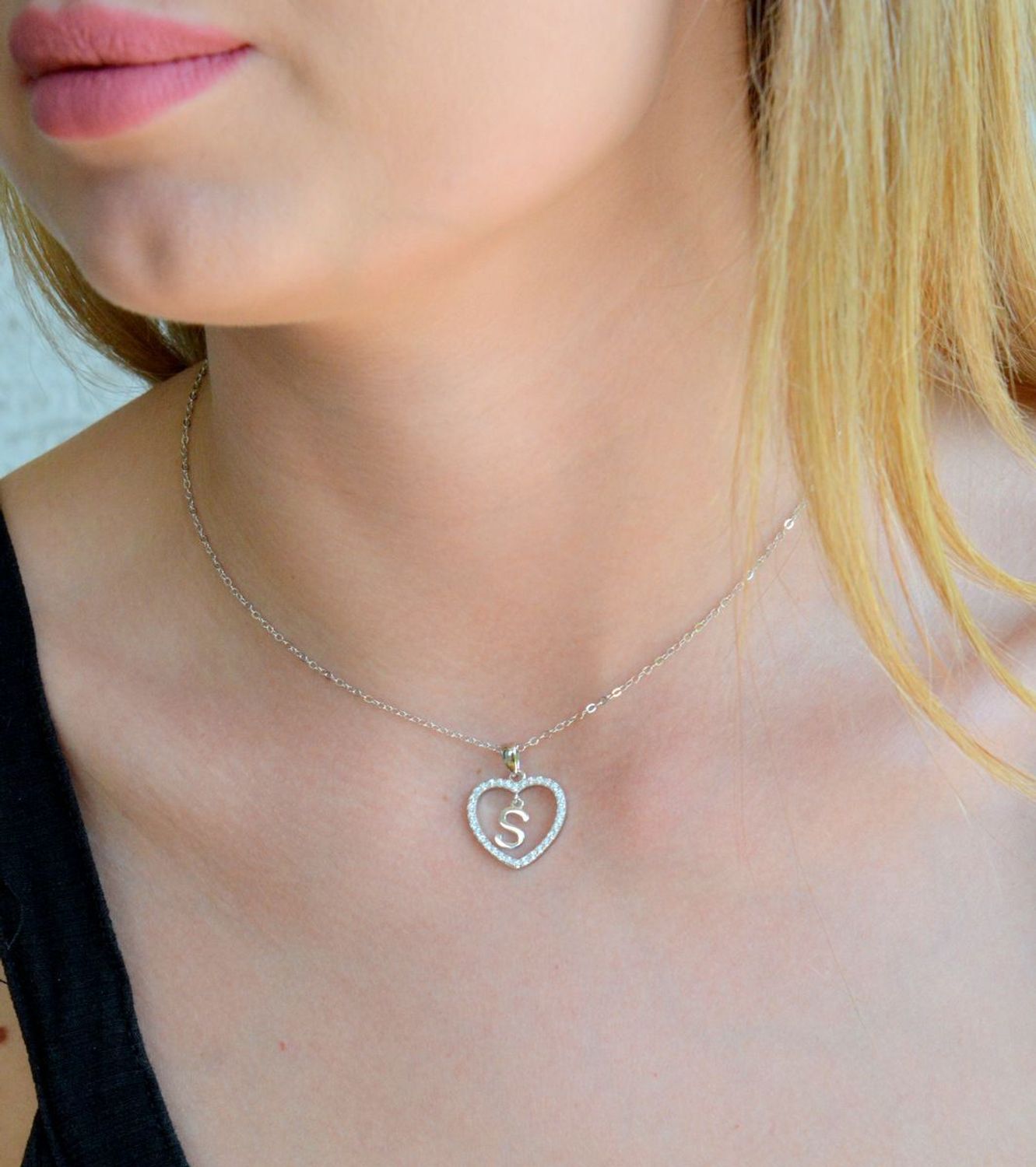 Srebrny naszyjnik damski 925 literka S w sercu z cyrkoniami JMAS900SSN. Srebrny naszyjnik damski. Naszyjnik srebrny z cyrkoniami. Naszyjnik z literką w sercu. Naszyjnik z literką na prezent (1).jpg