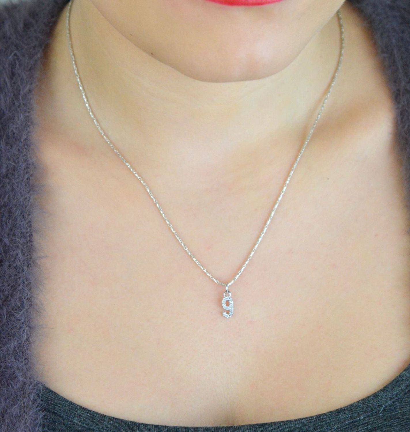 Elegancki wisiorek srebrny MINET JMAS9019SP00 w kształcie cyfry „9”, ozdobiony białymi cyrkoniami. Wykonany ze srebra próby 925, rodowany, wymiary 4x13 mm, waga 0,45 g. Idealny dodatek 1.jpg