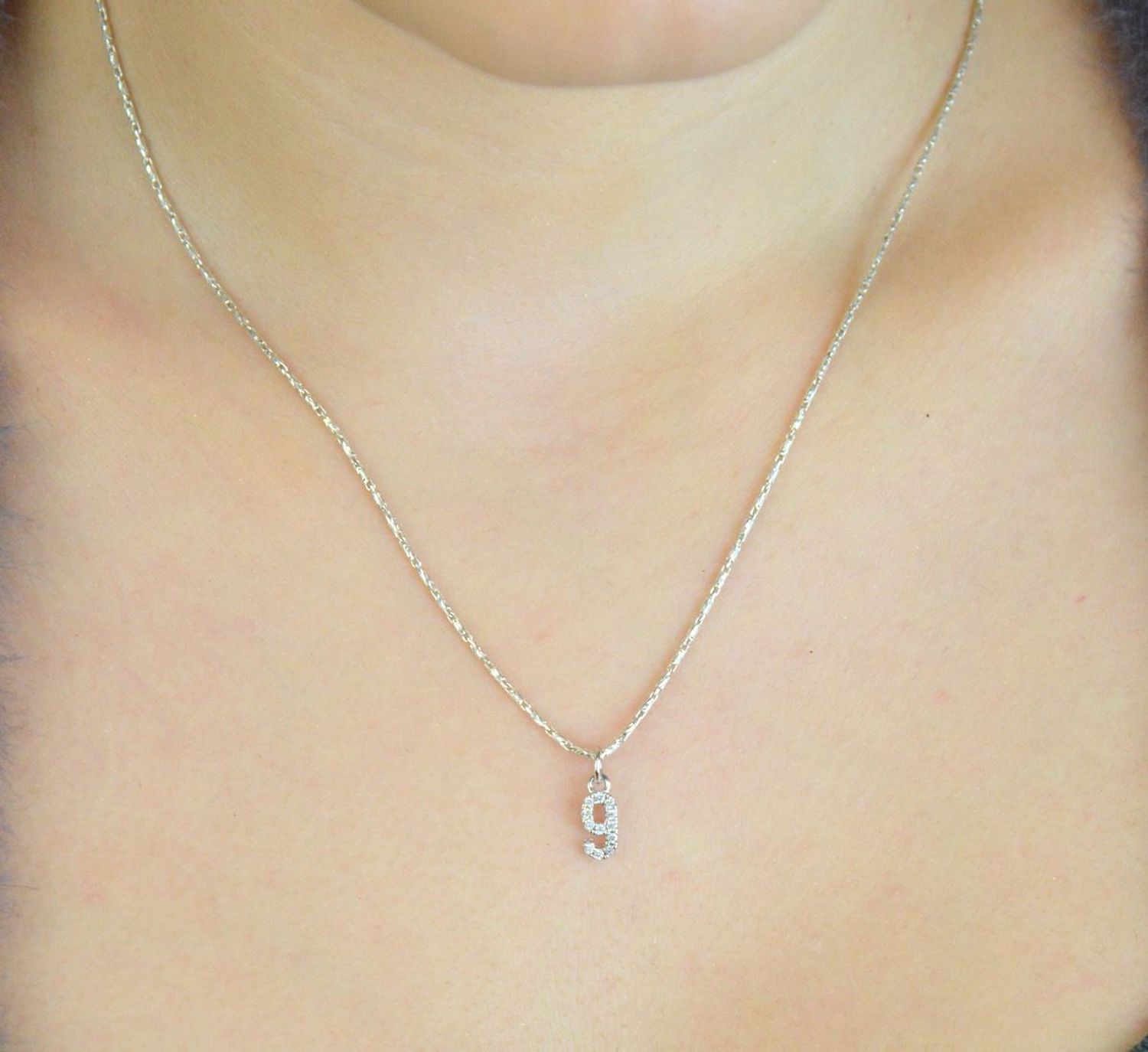 Elegancki wisiorek srebrny MINET JMAS9019SP00 w kształcie cyfry „9”, ozdobiony białymi cyrkoniami. Wykonany ze srebra próby 925, rodowany, wymiary 4x13 mm, waga 0,45 g. Idealny dodatek 1.jpg