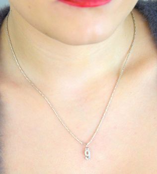 Elegancki wisiorek srebrny MINET JMAS9019SP00 w kształcie cyfry „9”, ozdobiony białymi cyrkoniami. Wykonany ze srebra próby 925, rodowany, wymiary 4x13 mm, waga 0,45 g. Idealny dodatek do codziennych i eleganckich stylizacj (3).JPG
