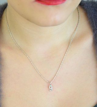 Elegancki wisiorek srebrny MINET JMAS9019SP00 w kształcie cyfry „9”, ozdobiony białymi cyrkoniami. Wykonany ze srebra próby 925, rodowany, wymiary 4x13 mm, waga 0,45 g. Idealny dodatek do codziennych i eleganckich stylizacj (4).JPG