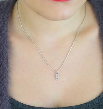 Elegancki wisiorek srebrny MINET JMAS9019SP00 w kształcie cyfry „9”, ozdobiony białymi cyrkoniami. Wykonany ze srebra próby 925, rodowany, wymiary 4x13 mm, waga 0,45 g. Idealny dodatek do codziennych i eleganckich stylizacj (5).JPG