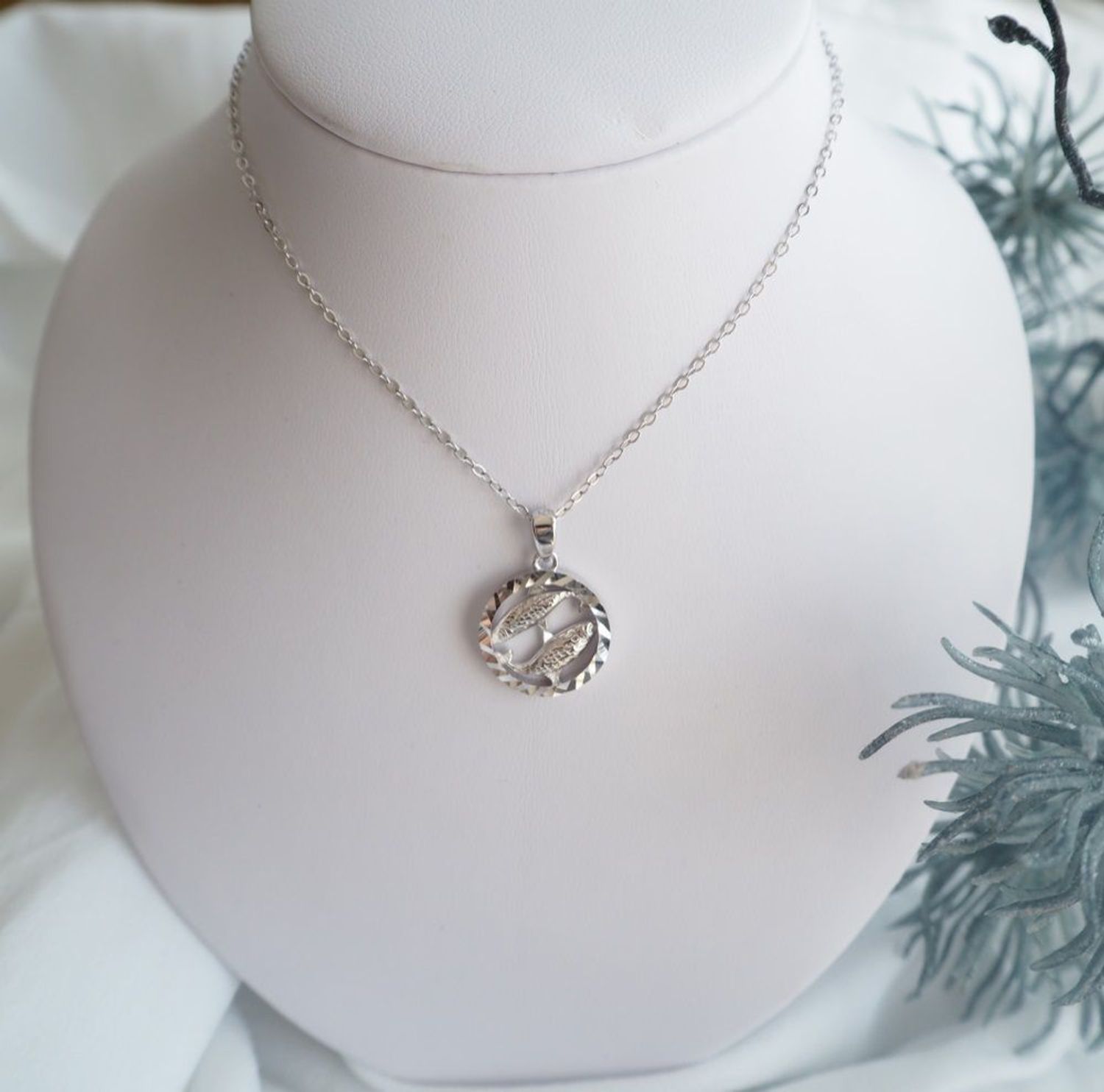 Naszyjnik srebrny znak zodiaku Ryby JMAS9403SN45.jpg