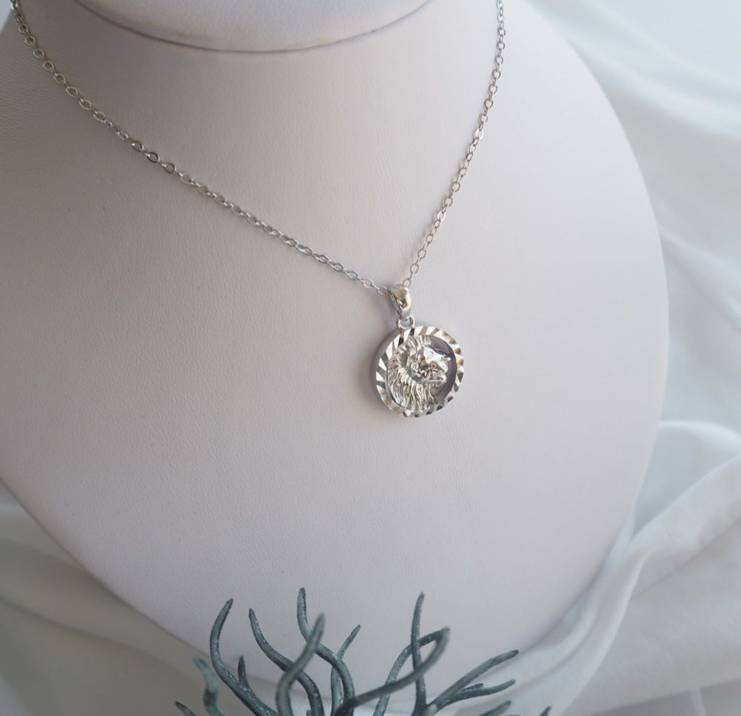 Naszyjnik srebrny znak zodiaku- Lew JMAS9408SN45.jpg