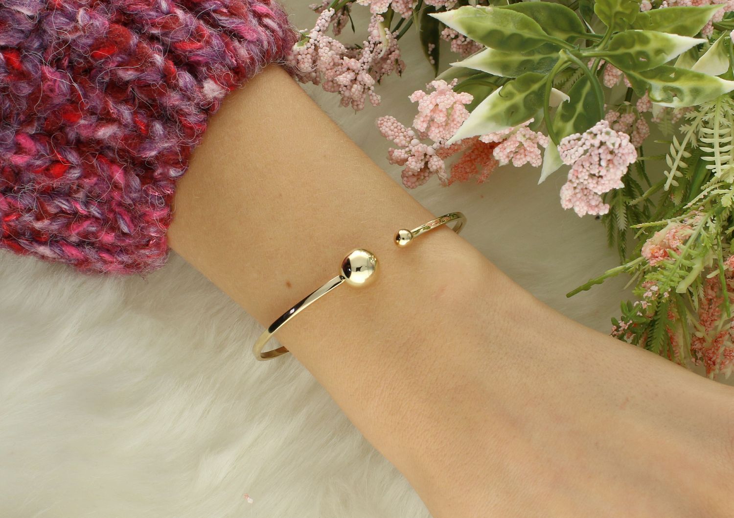 Złota damska bransoletka sztywna Dwie kulki 585. Klasyczna, sztywna bransoletka, wykonana z wysokiej próby złota 585. Dwie kuleczki z przodu bransoletki to 1.jpg