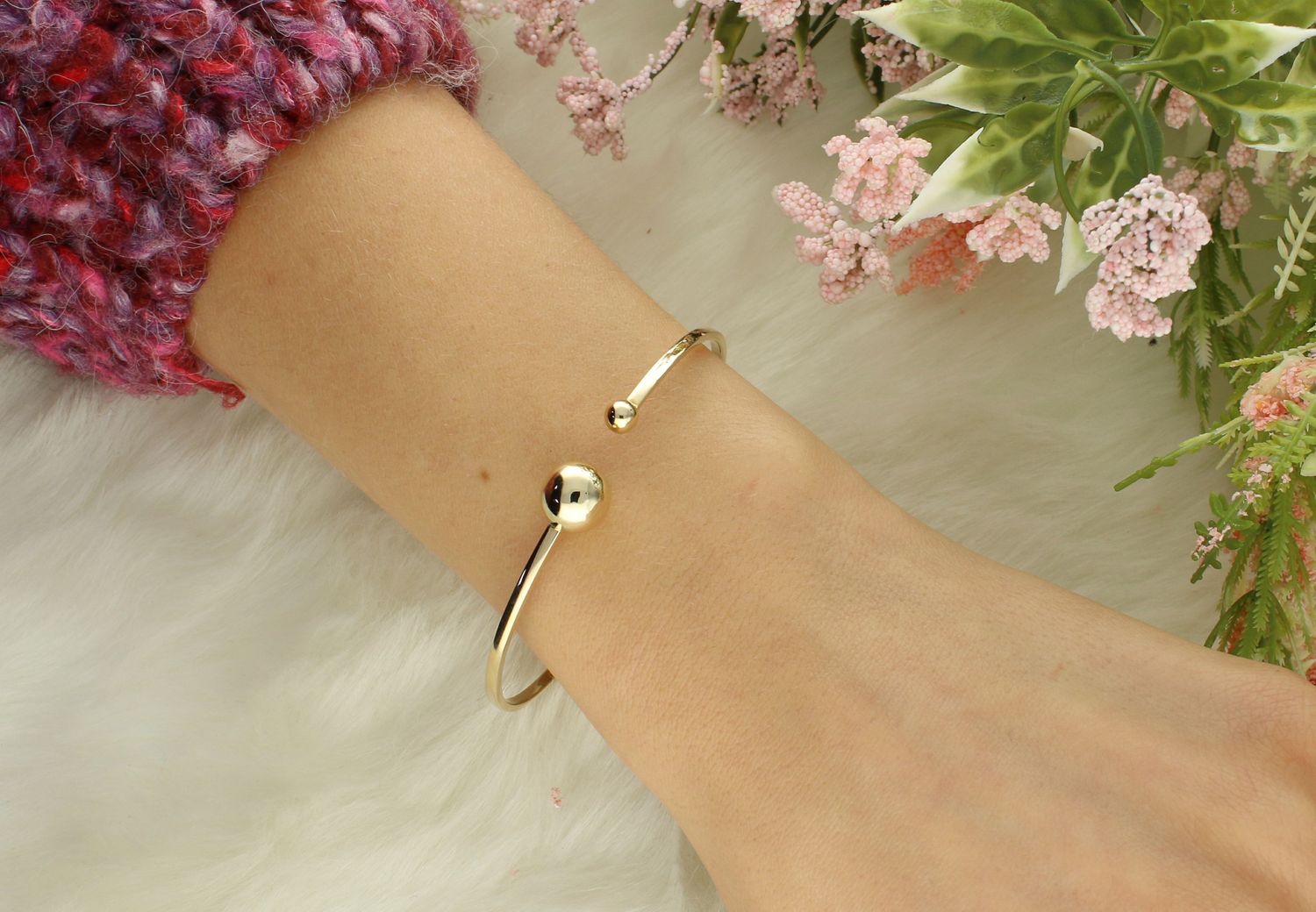 Złota damska bransoletka sztywna Dwie kulki 585. Klasyczna, sztywna bransoletka, wykonana z wysokiej próby złota 585. Dwie kuleczki z przodu bransoletki to 1.jpg