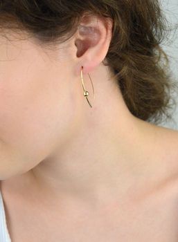 Stylowe kolczyki przeciągane MINET z 14-karatowego złota (Au 585) z kulką i silikonowym zabezpieczeniem. Długość 3,7 cm, waga 1,30 g. Elegancja i wygoda w jednym! (3).JPG