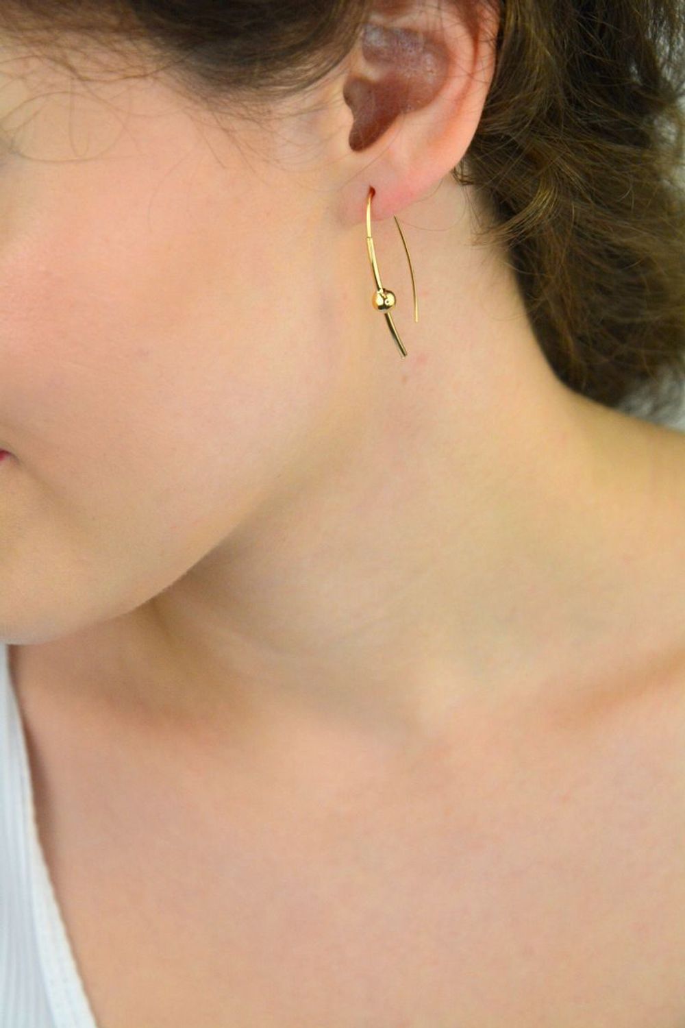 Stylowe kolczyki przeciągane MINET z 14-karatowego złota (Au 585) z kulką i silikonowym zabezpieczeniem. Długość 3,7 cm, waga 1,30 g. Elegancja i wygoda w jednym!1.jpg