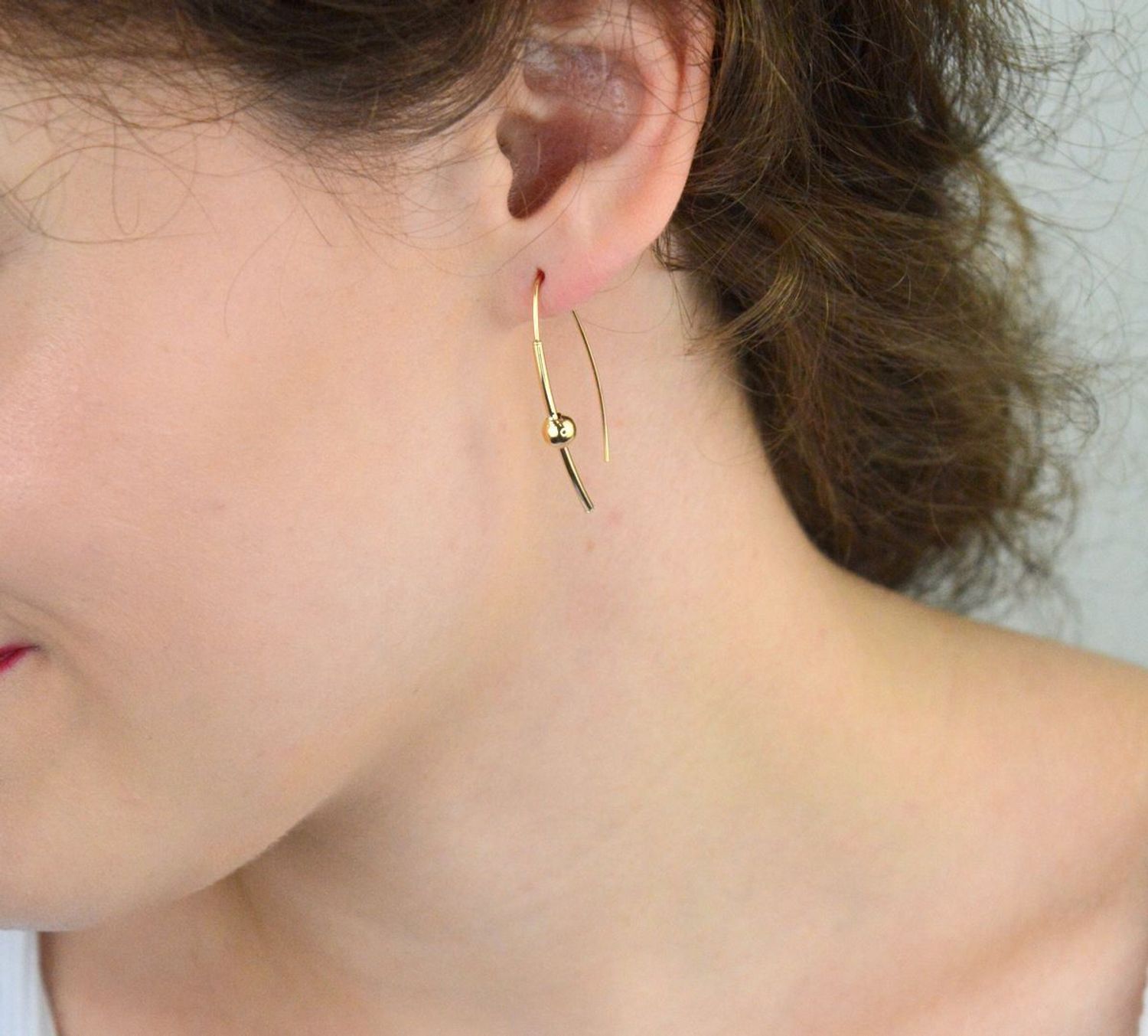 Stylowe kolczyki przeciągane MINET z 14-karatowego złota (Au 585) z kulką i silikonowym zabezpieczeniem. Długość 3,7 cm, waga 1,30 g. Elegancja i wygoda w jednym!1.jpg