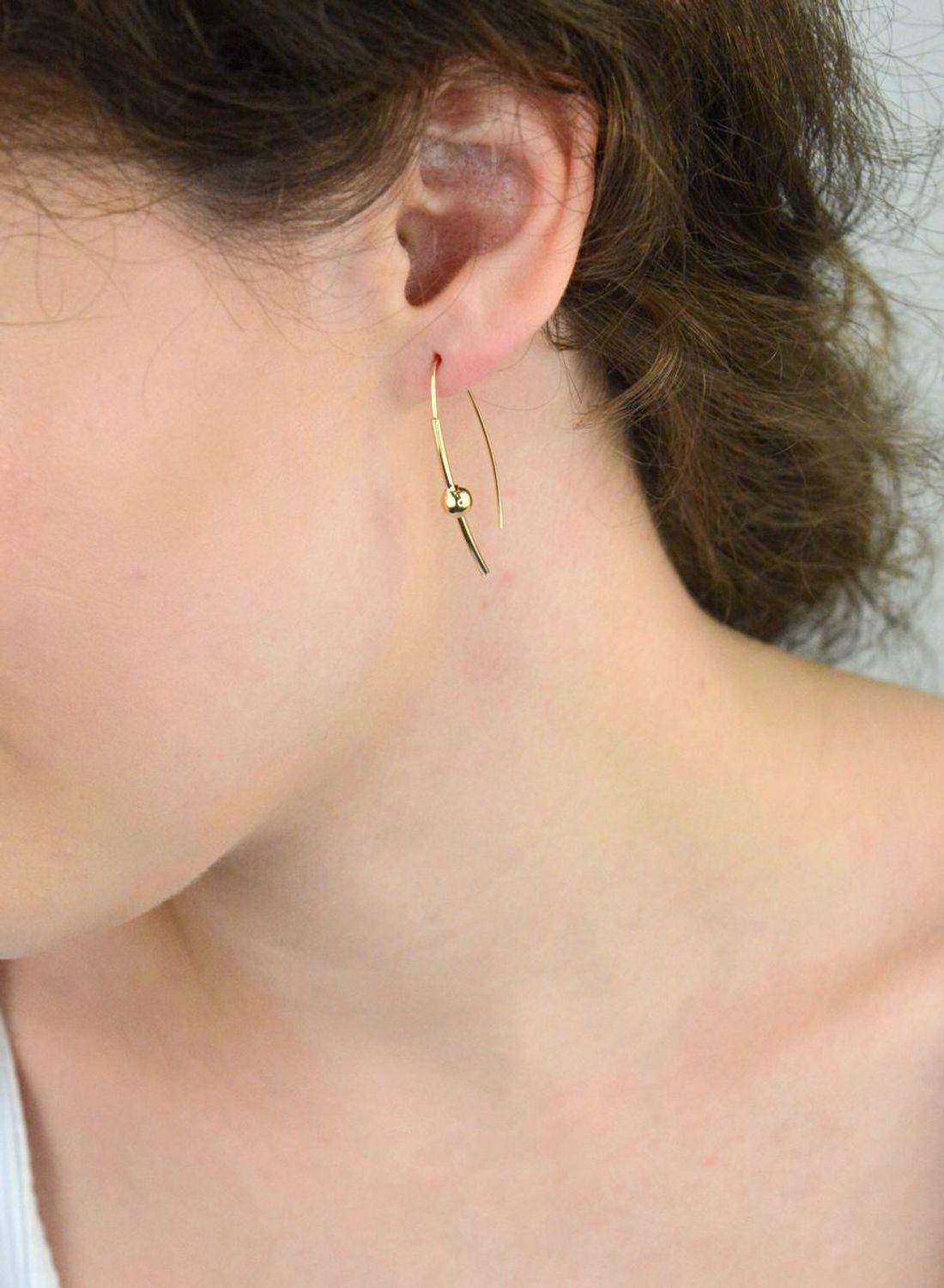 Stylowe kolczyki przeciągane MINET z 14-karatowego złota (Au 585) z kulką i silikonowym zabezpieczeniem. Długość 3,7 cm, waga 1,30 g. Elegancja i wygoda w jednym!1.jpg