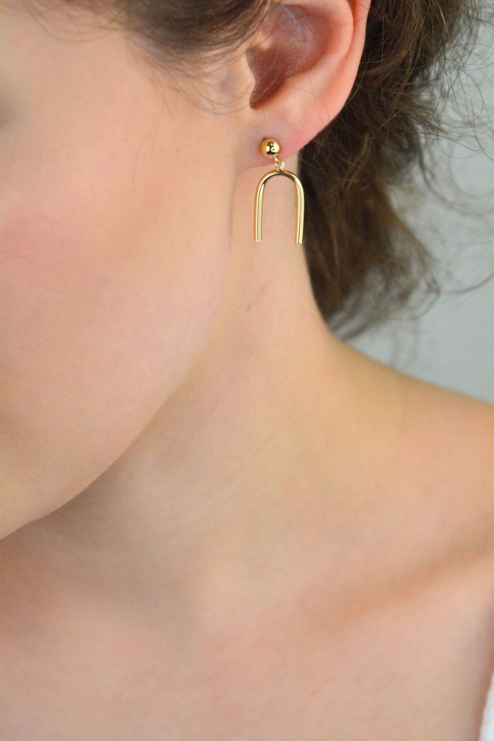 Kolczyki MINET z 14-karatowego złota (Au 585) z ozdobnymi kulkami. Eleganckie, lekkie i wygodne. Wysokość 2,7 cm, szerokość 12 mm, waga 1,70 g. Idealne na co dzień i na prezent.1.jpg