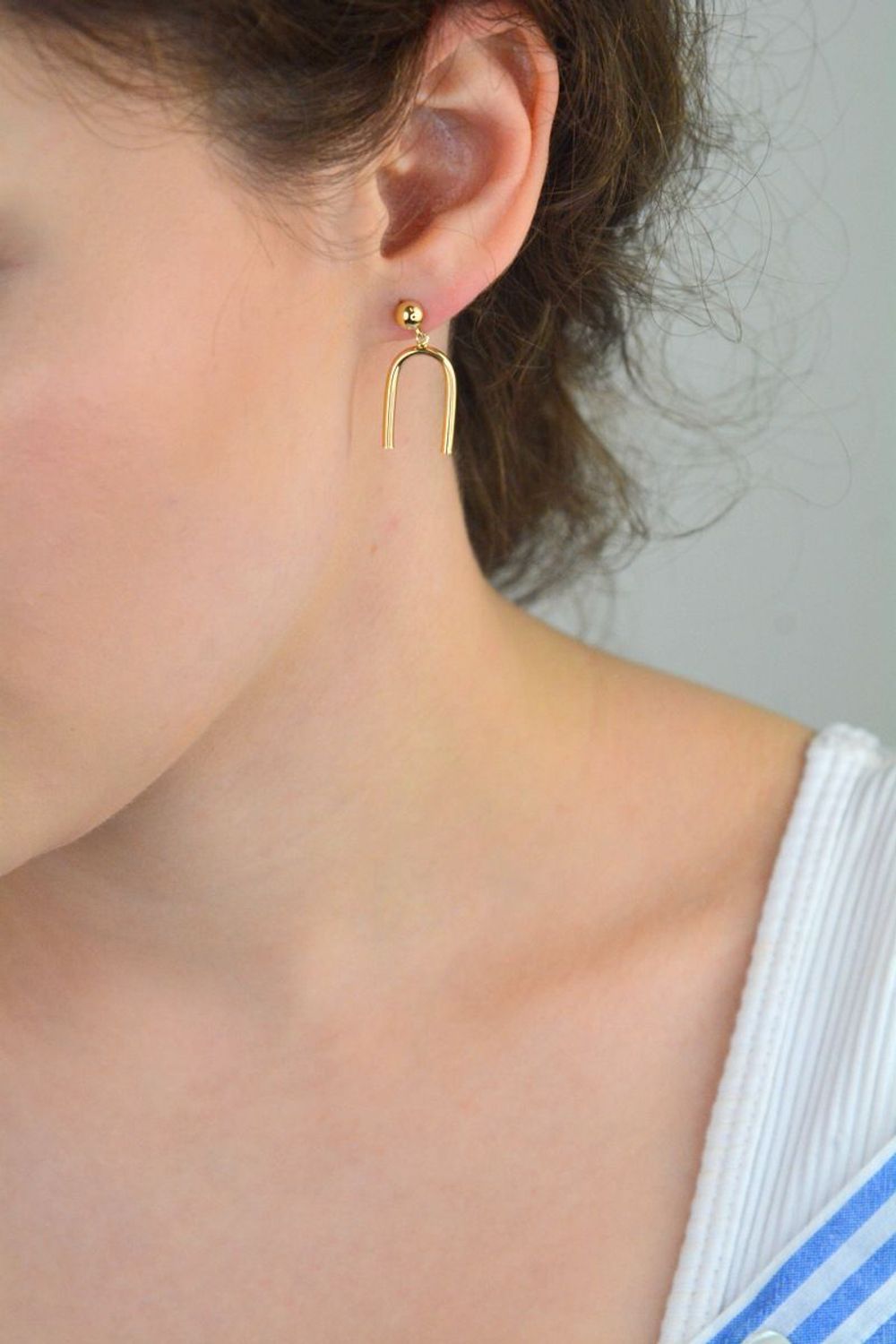 Kolczyki MINET z 14-karatowego złota (Au 585) z ozdobnymi kulkami. Eleganckie, lekkie i wygodne. Wysokość 2,7 cm, szerokość 12 mm, waga 1,70 g. Idealne na co dzień i na prezent.1.jpg