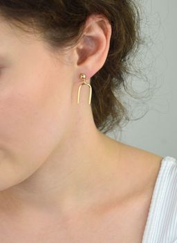 Kolczyki MINET z 14-karatowego złota (Au 585) z ozdobnymi kulkami. Eleganckie, lekkie i wygodne. Wysokość 2,7 cm, szerokość 12 mm, waga 1,70 g. Idealne na co dzień i na prezent (3).JPG