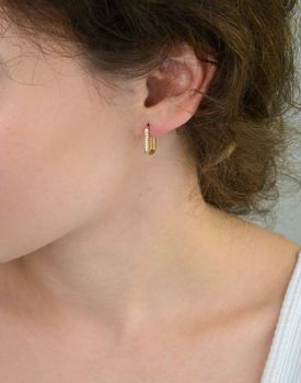 Zachwyć się blaskiem! Kolczyki MINET z 14-karatowego złota (Au 585) z białymi cyrkoniami. Lekka elegancja, idealna na każdą okazję. Sprawdź teraz! (3).JPG