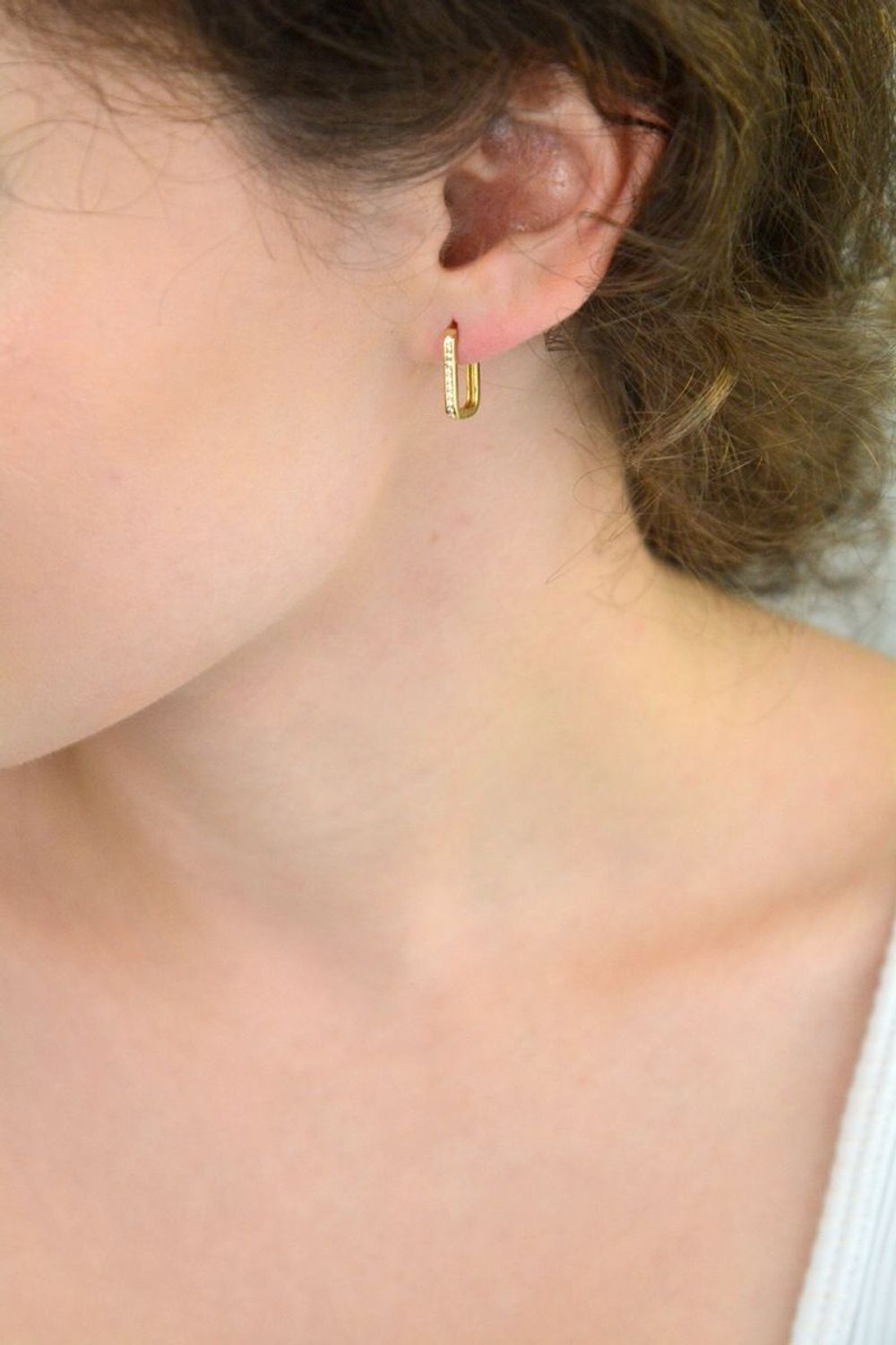 Zachwyć się blaskiem! Kolczyki MINET z 14-karatowego złota (Au 585) z białymi cyrkoniami. Lekka elegancja, idealna na każdą okazję. Sprawdź teraz!1.jpg