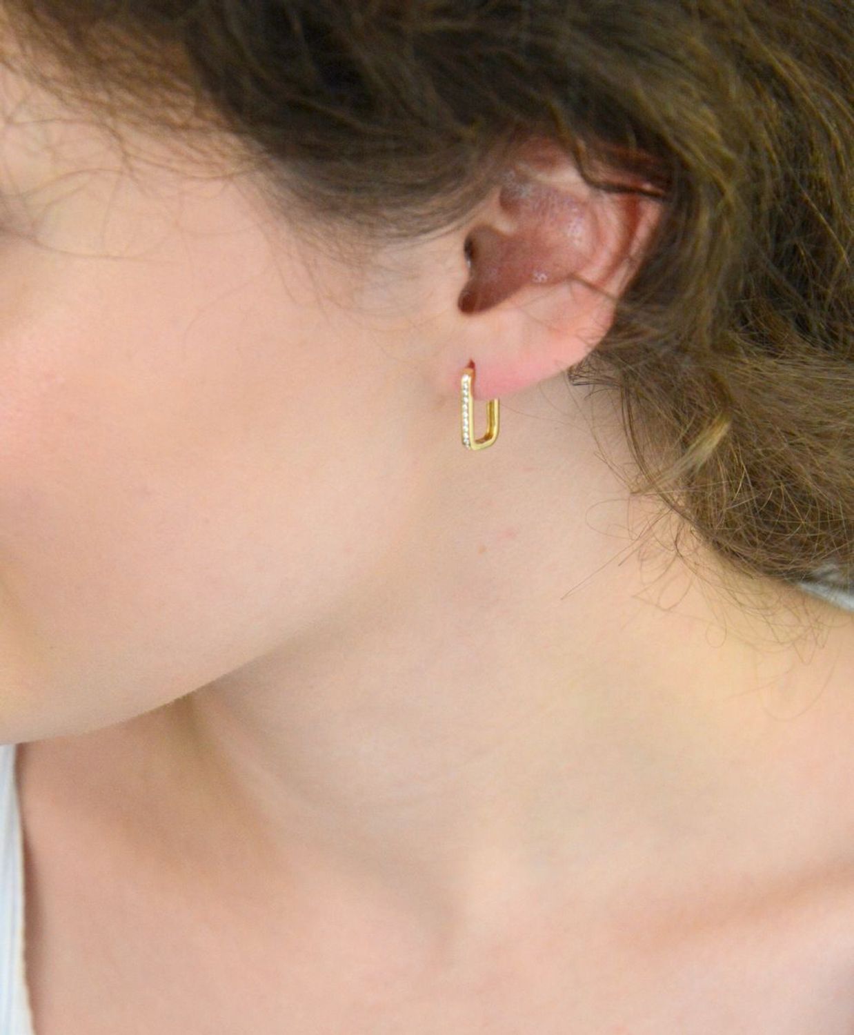 Zachwyć się blaskiem! Kolczyki MINET z 14-karatowego złota (Au 585) z białymi cyrkoniami. Lekka elegancja, idealna na każdą okazję. Sprawdź teraz!1.jpg