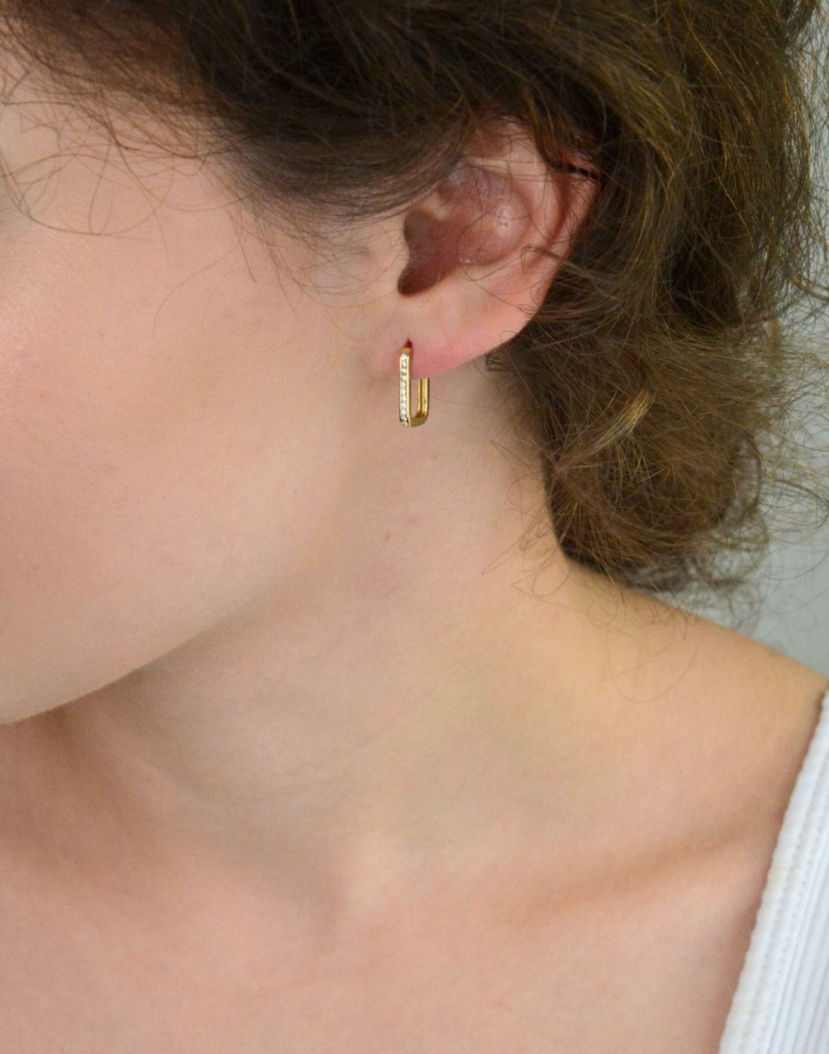 Zachwyć się blaskiem! Kolczyki MINET z 14-karatowego złota (Au 585) z białymi cyrkoniami. Lekka elegancja, idealna na każdą okazję. Sprawdź teraz!1.jpg