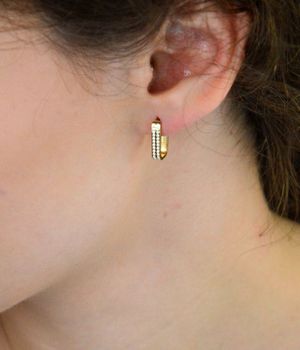 Złote kolczyki próby 585 o prostokątnym kształcie, zdobione cyrkoniami. Wymiary 1,4 cm x 3 mm, waga 2,00 g, zapięcie na zatrzask. Stylowy wybór na każdą okazję (1).JPG