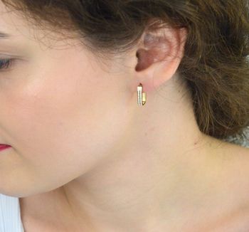 Złote kolczyki próby 585 o prostokątnym kształcie, zdobione cyrkoniami. Wymiary 1,4 cm x 3 mm, waga 2,00 g, zapięcie na zatrzask. Stylowy wybór na każdą okazję (2).JPG