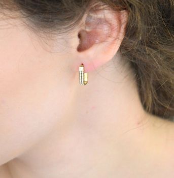 Złote kolczyki próby 585 o prostokątnym kształcie, zdobione cyrkoniami. Wymiary 1,4 cm x 3 mm, waga 2,00 g, zapięcie na zatrzask. Stylowy wybór na każdą okazję (4).JPG