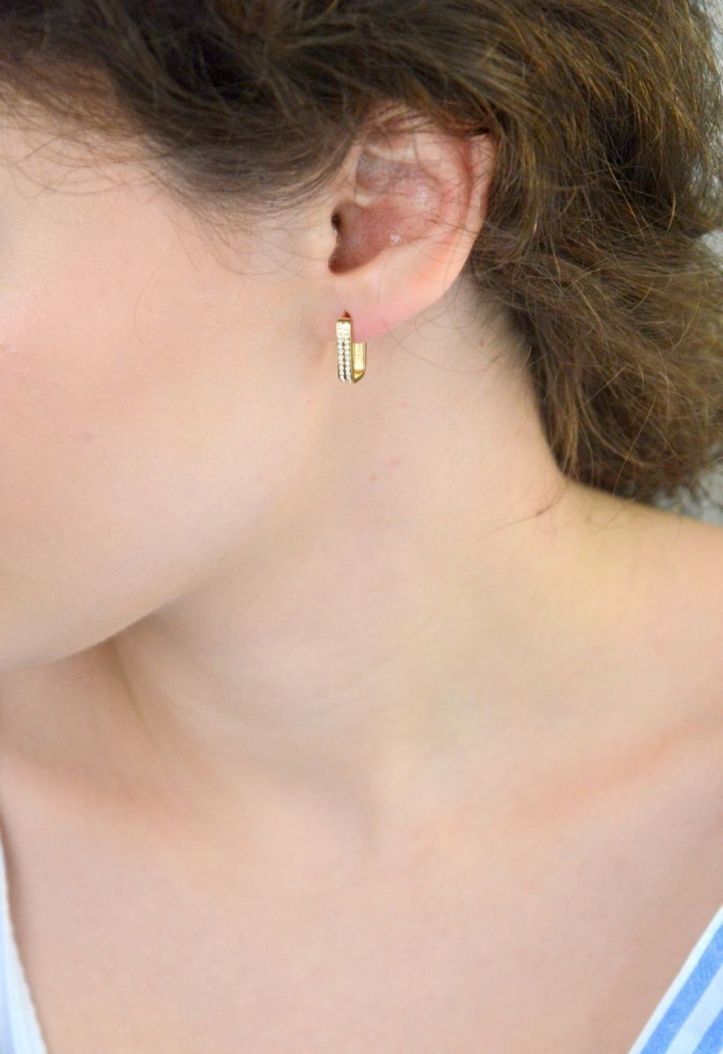 Złote kolczyki próby 585 o prostokątnym kształcie, zdobione cyrkoniami. Wymiary 1,4 cm x 3 mm, waga 2,00 g, zapięcie na zatrzask. Stylowy wybór na każdą okazję.1.jpg