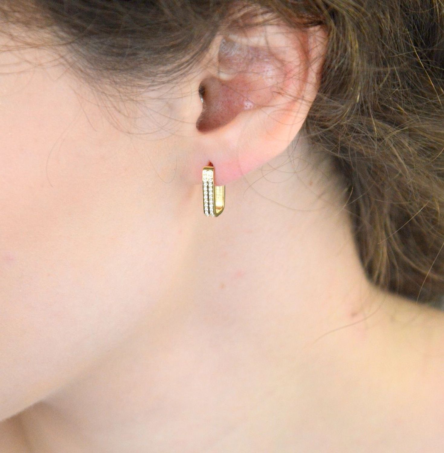 Złote kolczyki próby 585 o prostokątnym kształcie, zdobione cyrkoniami. Wymiary 1,4 cm x 3 mm, waga 2,00 g, zapięcie na zatrzask. Stylowy wybór na każdą okazję.1.jpg