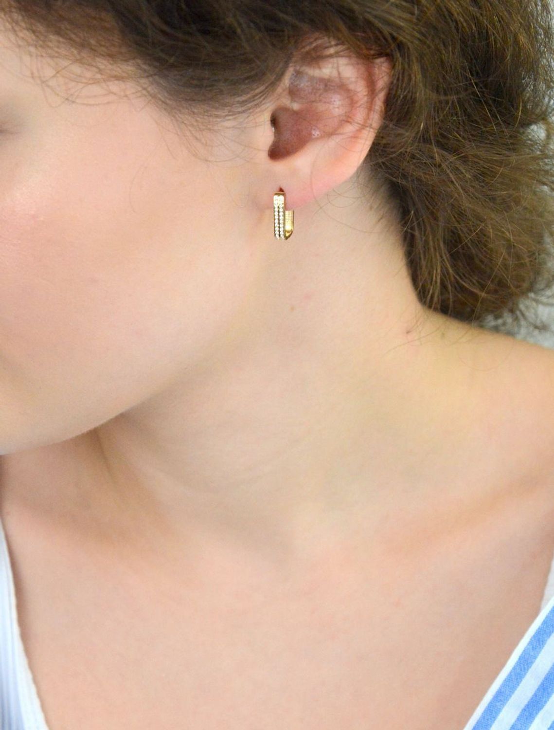 Złote kolczyki próby 585 o prostokątnym kształcie, zdobione cyrkoniami. Wymiary 1,4 cm x 3 mm, waga 2,00 g, zapięcie na zatrzask. Stylowy wybór na każdą okazję.1.jpg