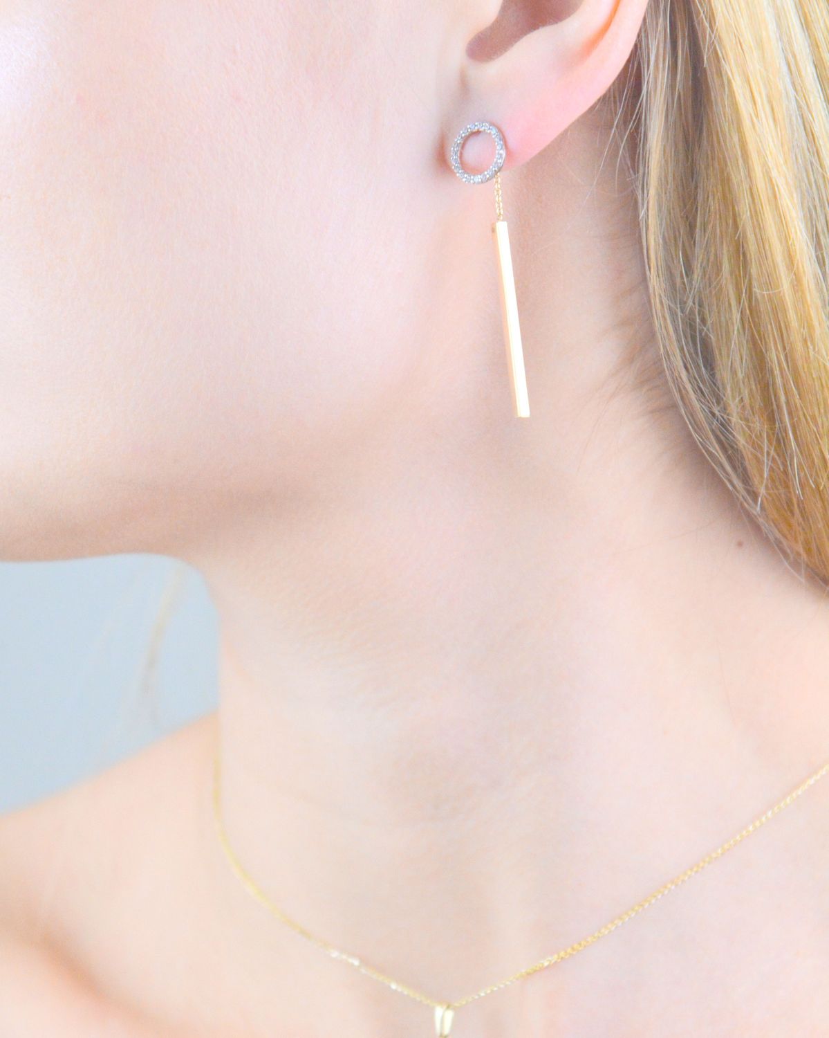 Kolczyki złote patyczki próba 585, JMG0056WGE00 Stylowe kolczyki wykonane z wysokiej jakości złota próby 585. Kolczyki mają podłużny kształt, ozdobione kółeczkiem z cyrkonią w kolorze białym..jpg