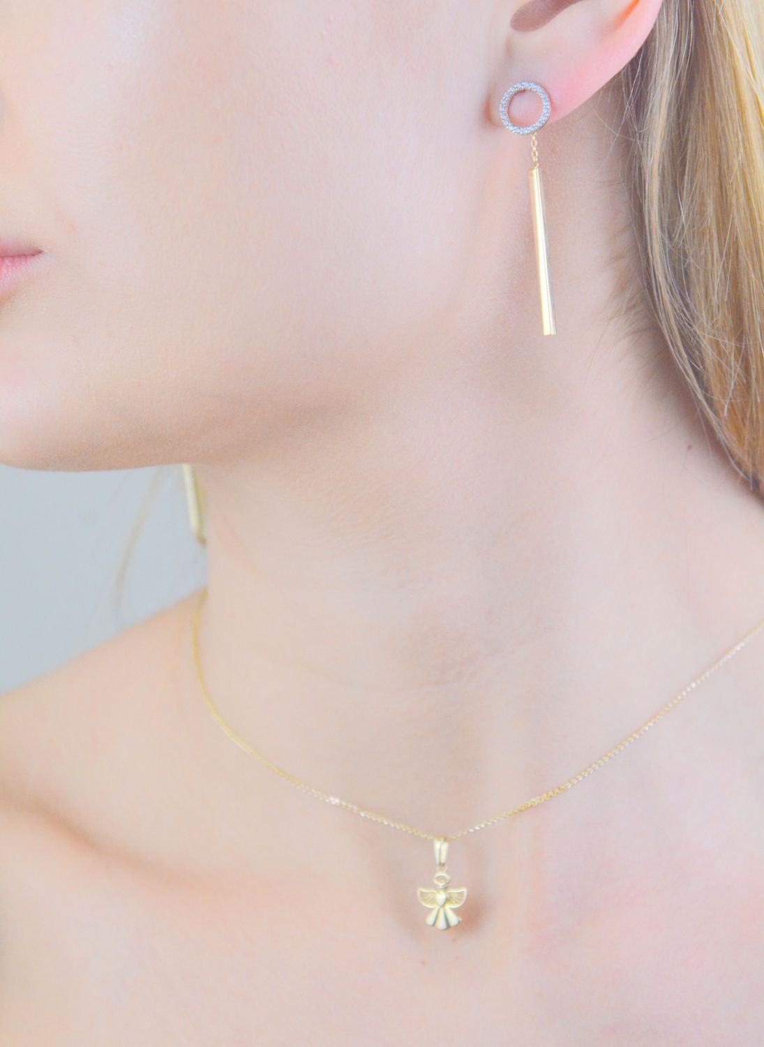 Kolczyki złote patyczki próba 585, JMG0056WGE00 Stylowe kolczyki wykonane z wysokiej jakości złota próby 585. Kolczyki mają podłużny kształt, ozdobione kółeczkiem z cyrkonią w kolorze białym..jpg