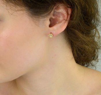 Złote kolczyki 585 w kształcie łapki psa z białymi cyrkoniami. Delikatne, urocze i idealne na prezent. Zapięcie na sztyft, rozmiar 8 mm, waga 1,15 g (1).JPG